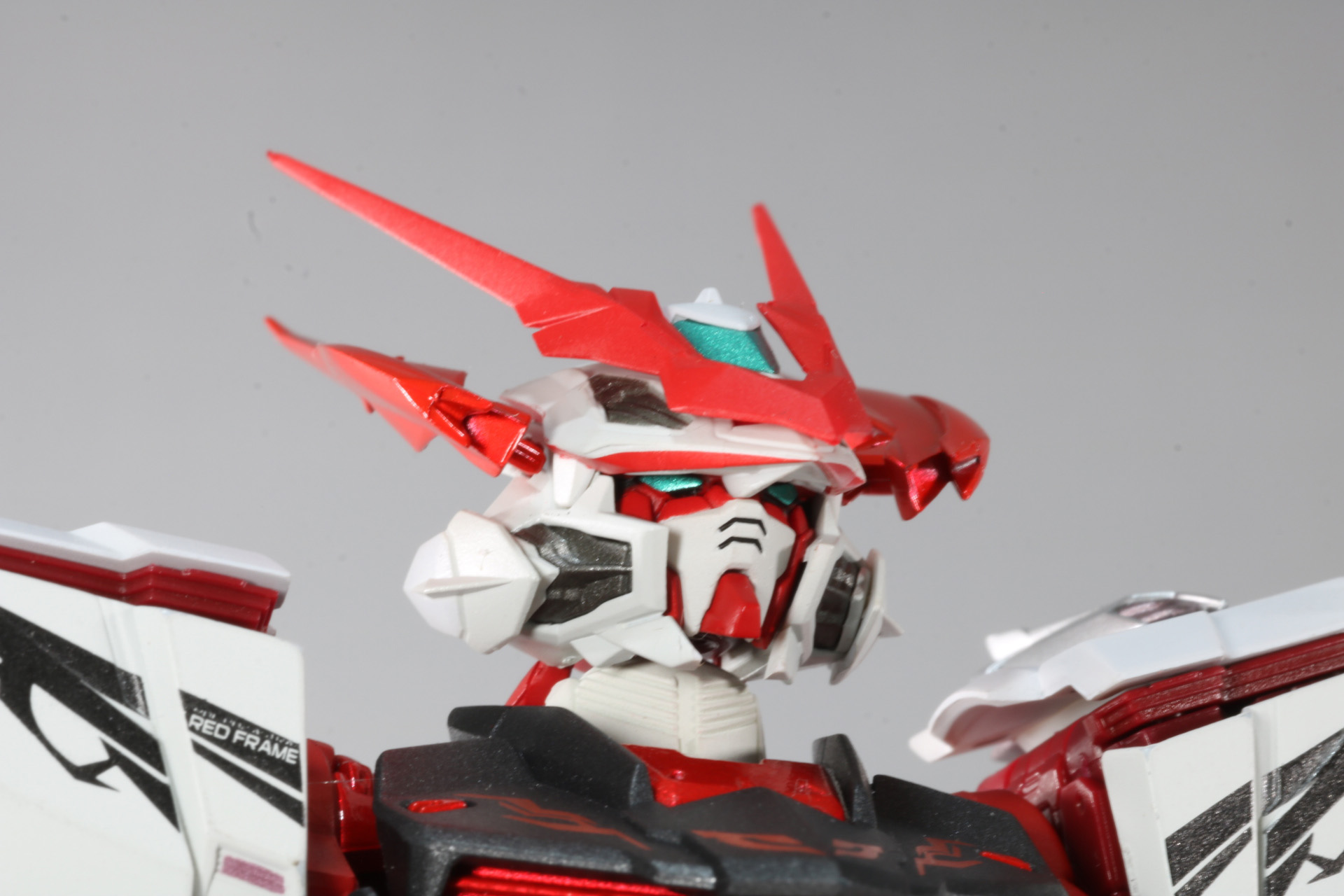 あおり視点で見ると目元の造形の細やかさなども確認できる