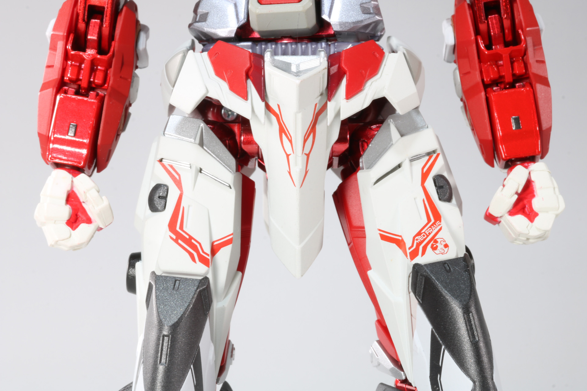 腰部には赤いマーキングでメリハリのある印象