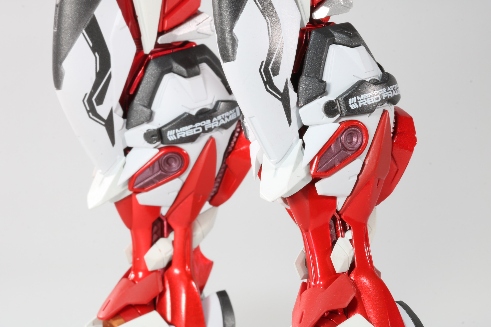 重厚感あるグレーの配色で脚部も引き締まった外観に