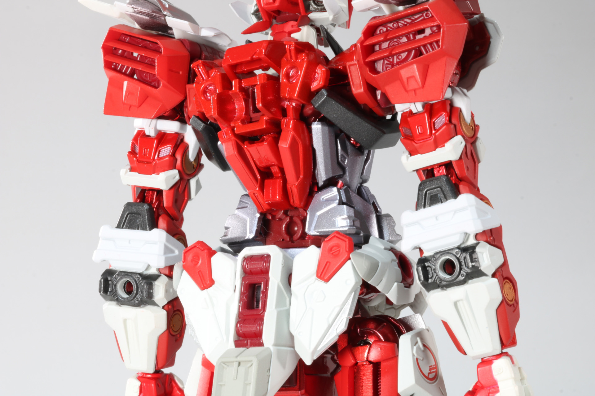 背面は機械的な武骨なパーツが集合している。また肩アーマーのスリットから覗くメカ描写もしっかり作りこまれている