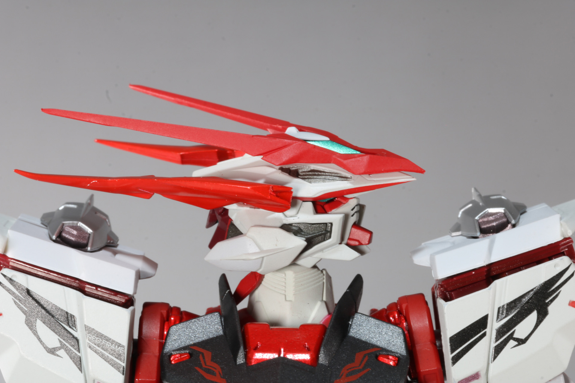 頭部は左右への動きの他、見上げた状態にすることもできる