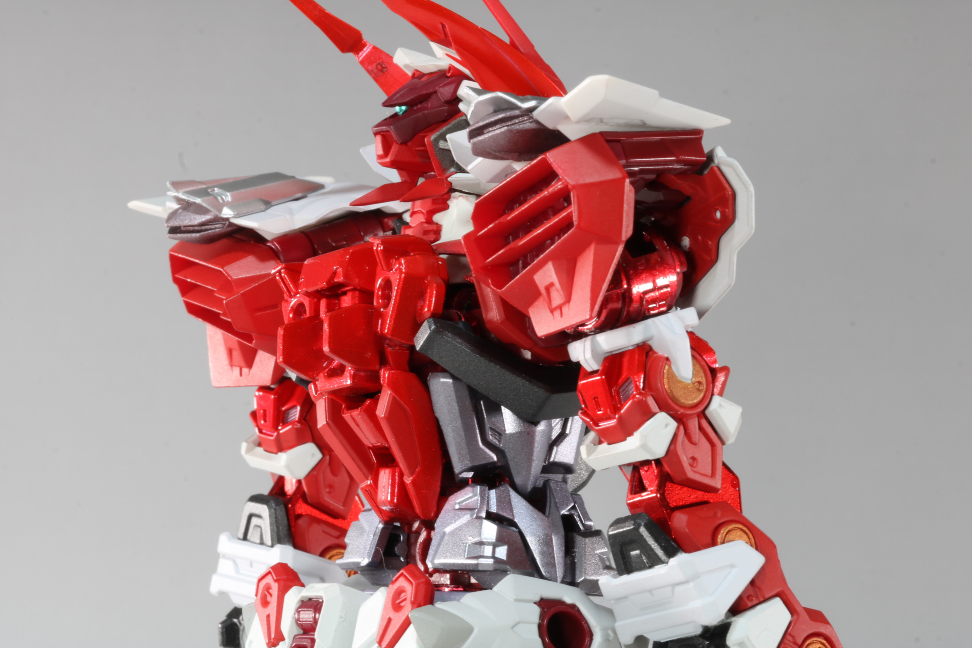 腰部は引き出すような形で前屈する動きも可能