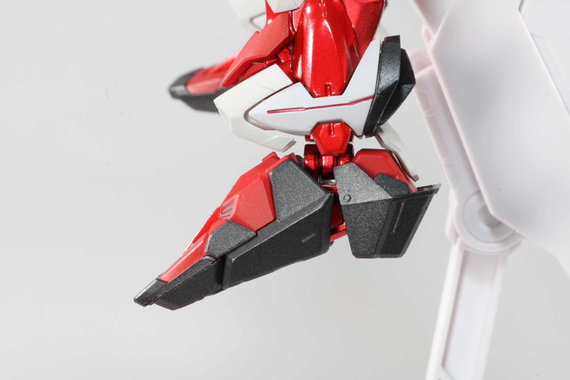 足先も可動し、踏み込むようなアクションの臨場感を高める