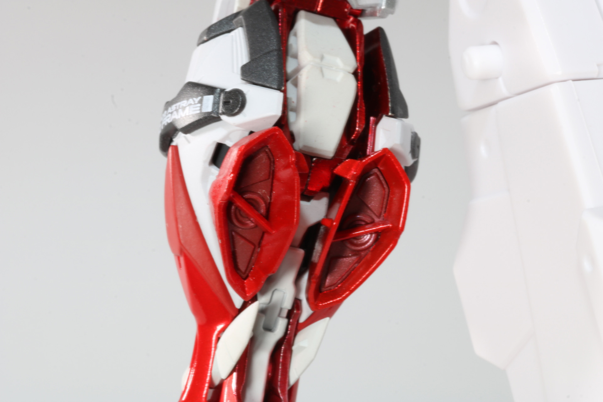 脹脛のスラスター部分は左右にスライドする