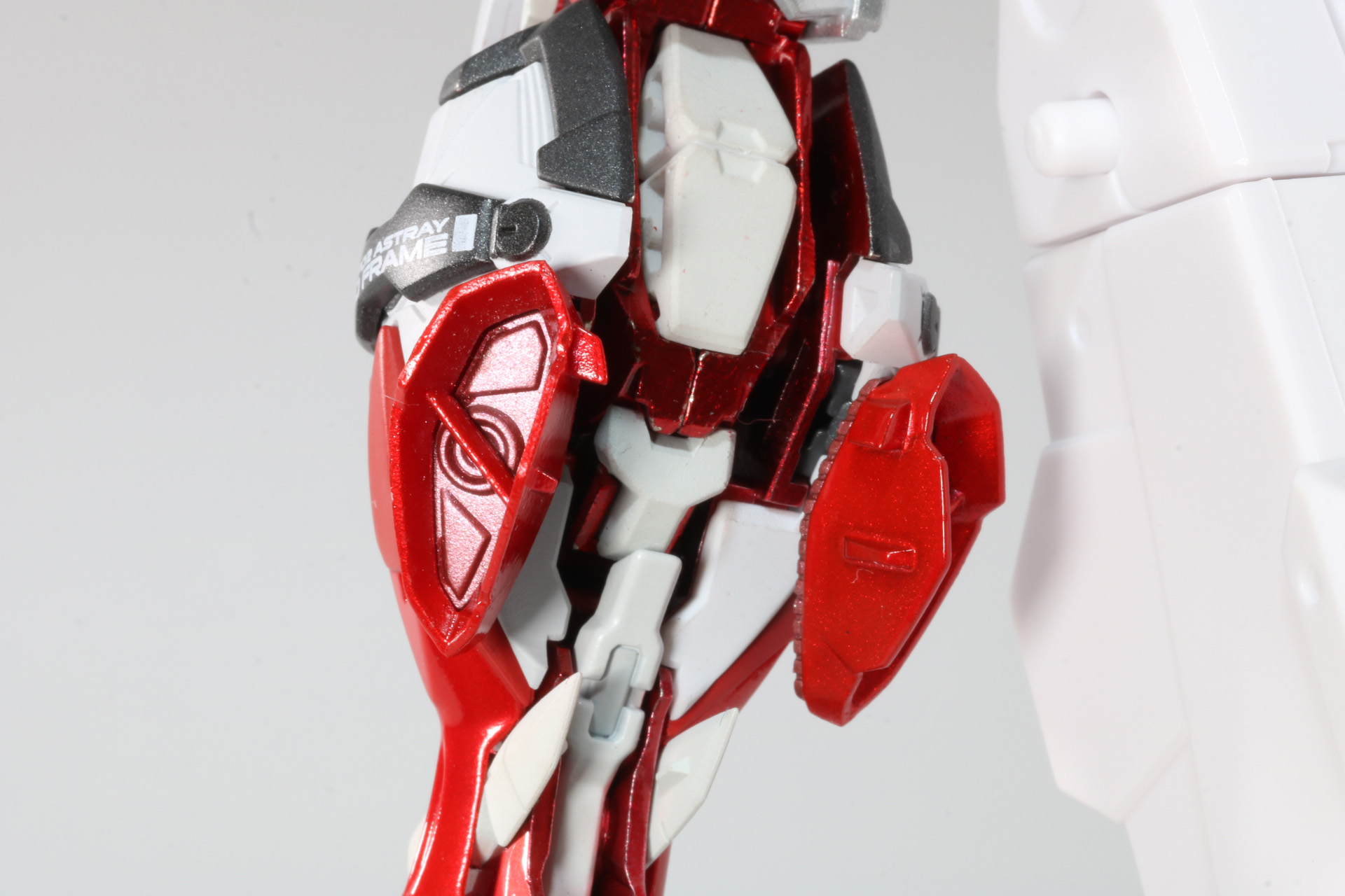 脹脛のスラスター部分は左右にスライドする