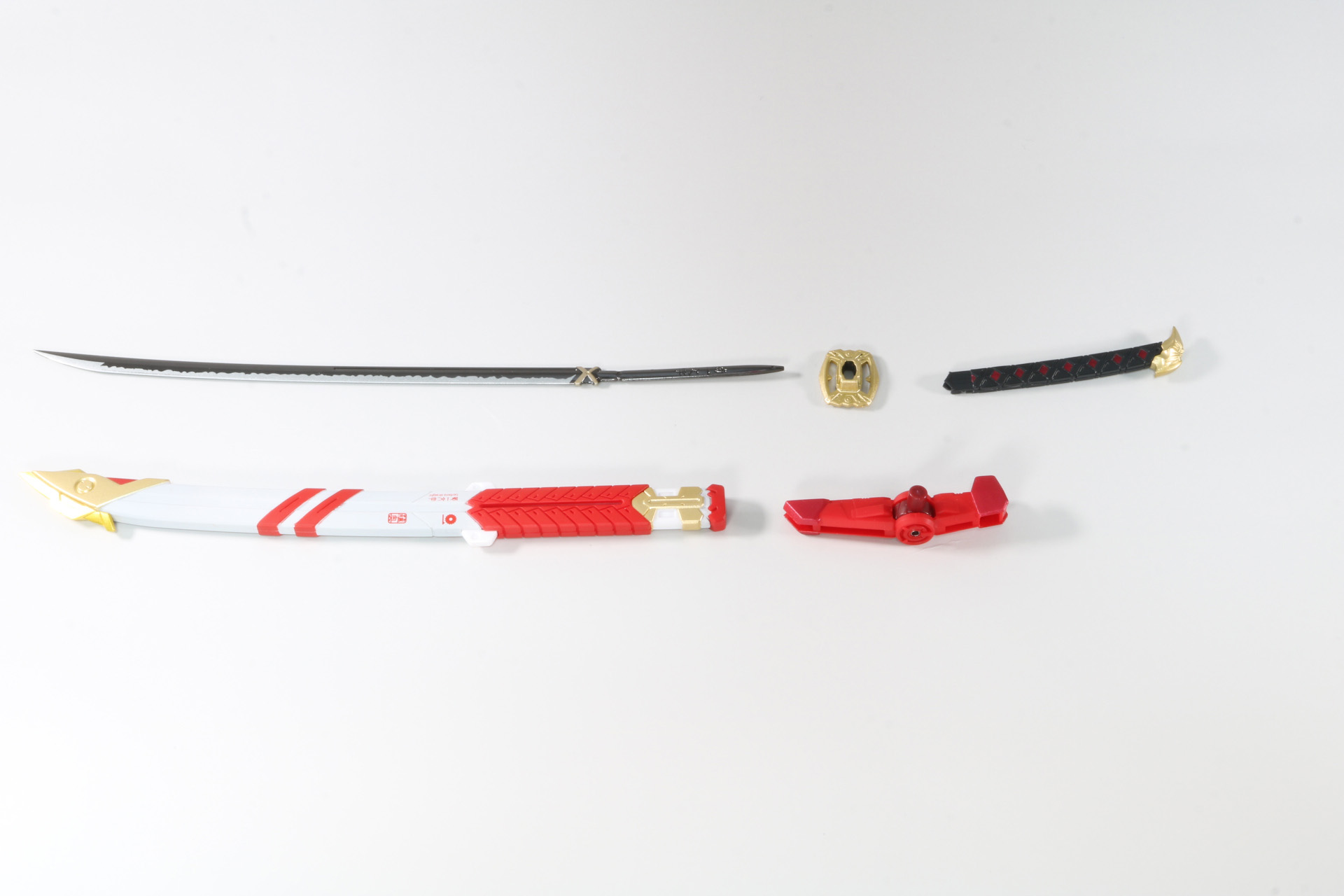 ガーベラ・ストレートは刀身、鍔、柄で構成されている。鞘もジョイントパーツを装着することで本体に接続できるようになっている（タイガーピアスも同様）