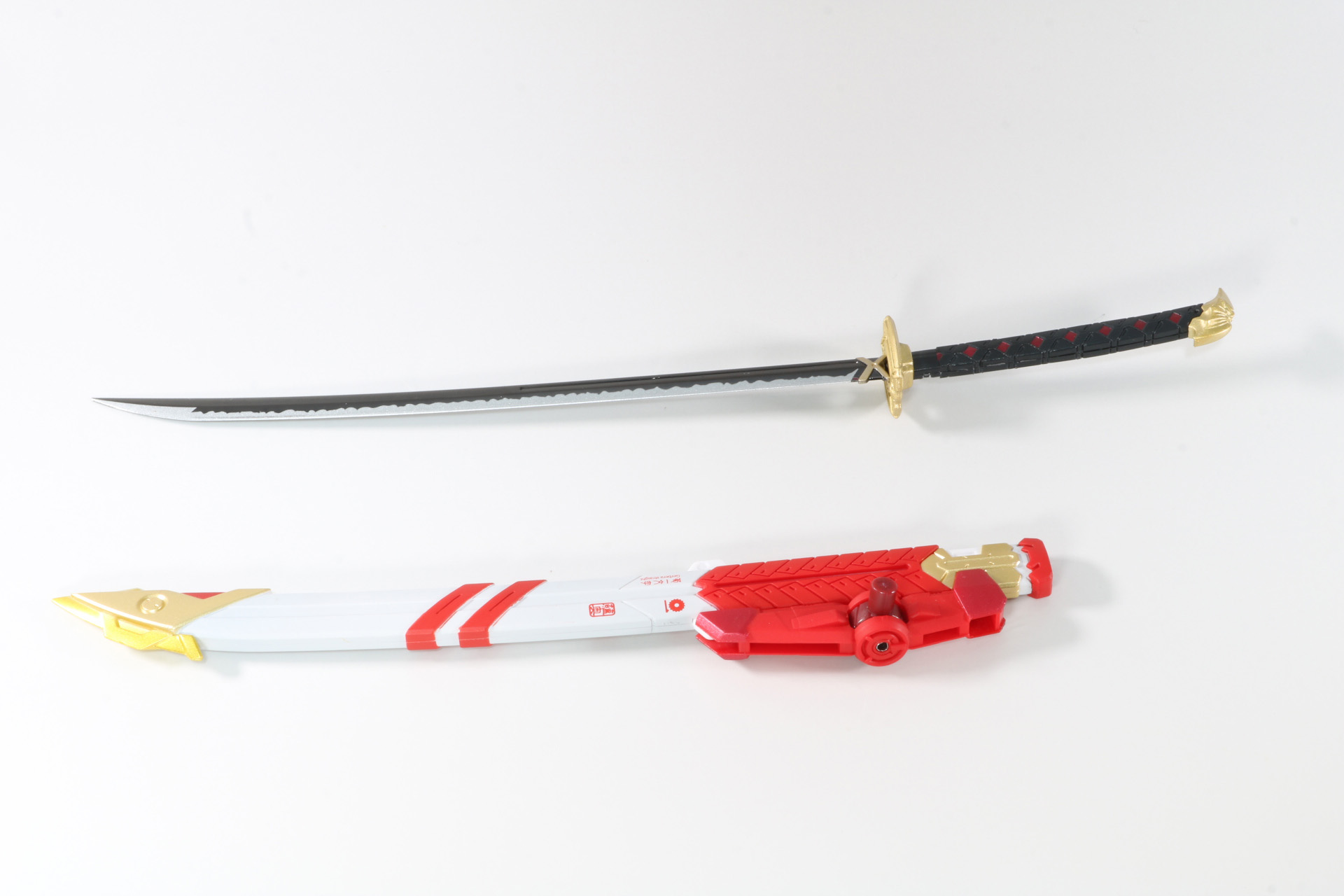 ガーベラ・ストレートは鞘に納めることができ、もちろん抜刀することも可能