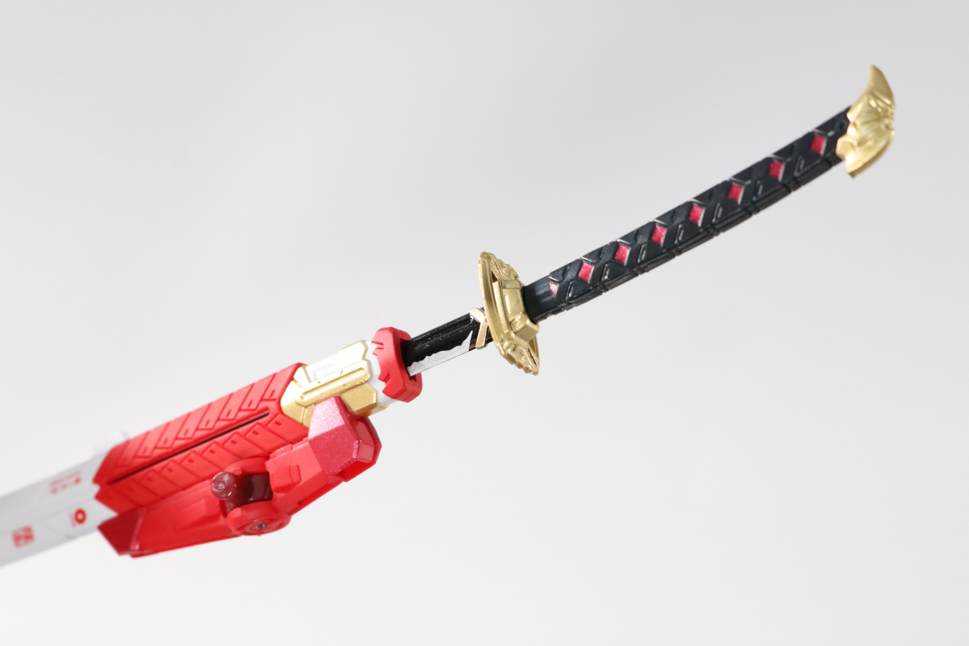 ガーベラ・ストレートは鞘に納めることができ、もちろん抜刀することも可能