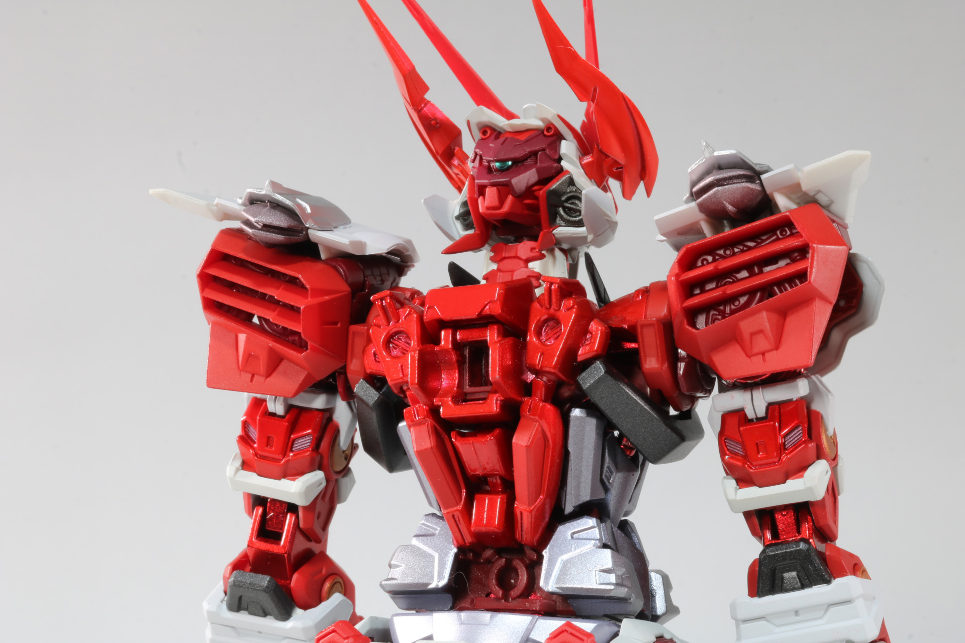 背面にアストレイ用バックパックジョイントを接続。ビームサーベルの柄も装着することでより再現度が増す