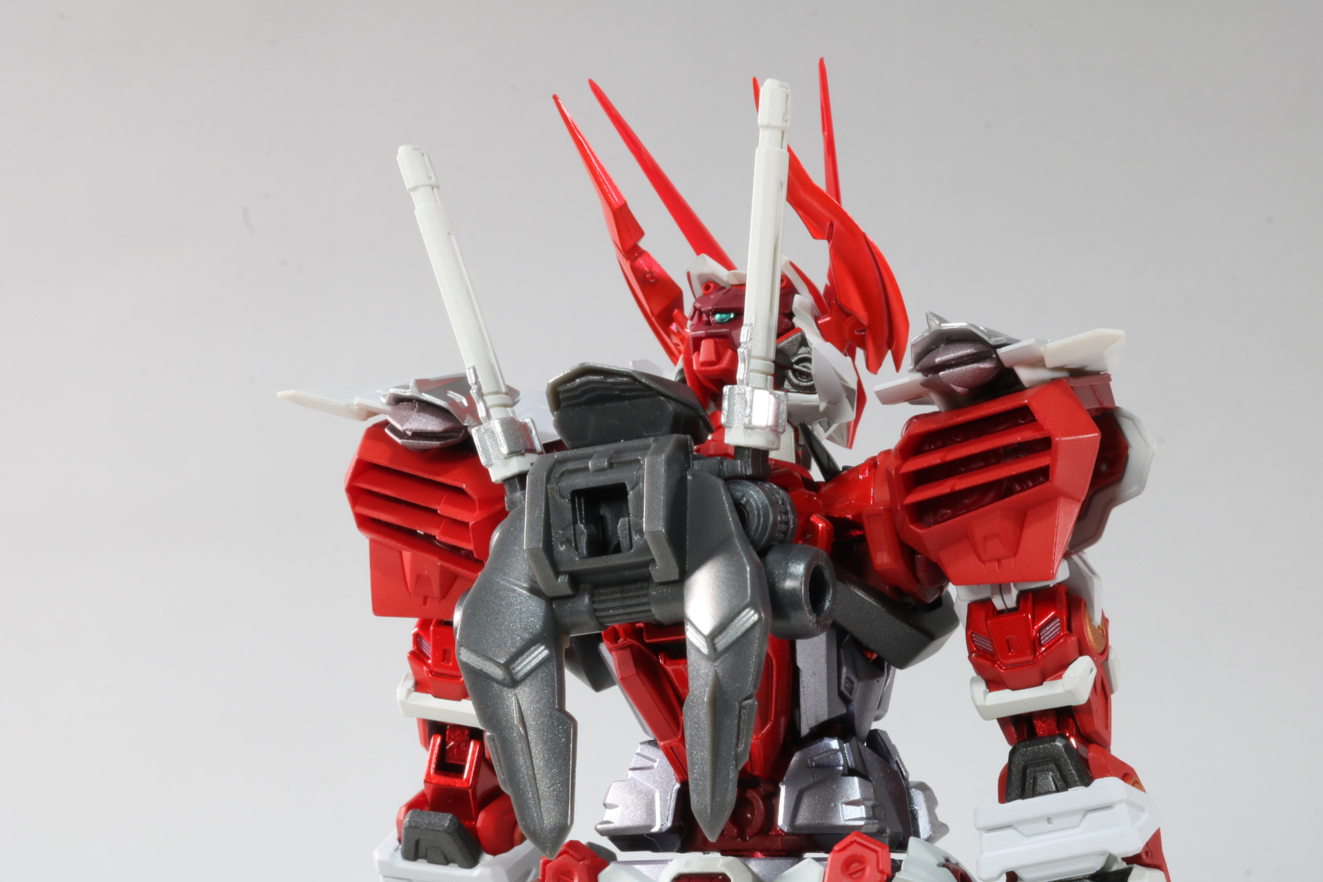 ガーベラ・ストレートは刀身、鍔、柄で構成されている。鞘もジョイントパーツを装着することで本体に接続できるようになっている（タイガーピアスも同様）