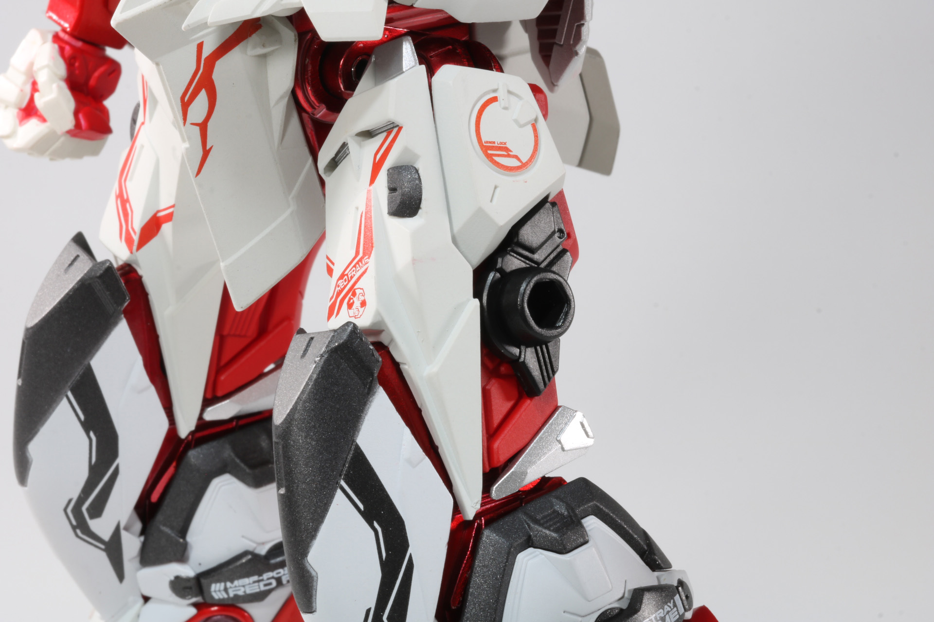 太ももにあるジョイント部分に鞘を装着する