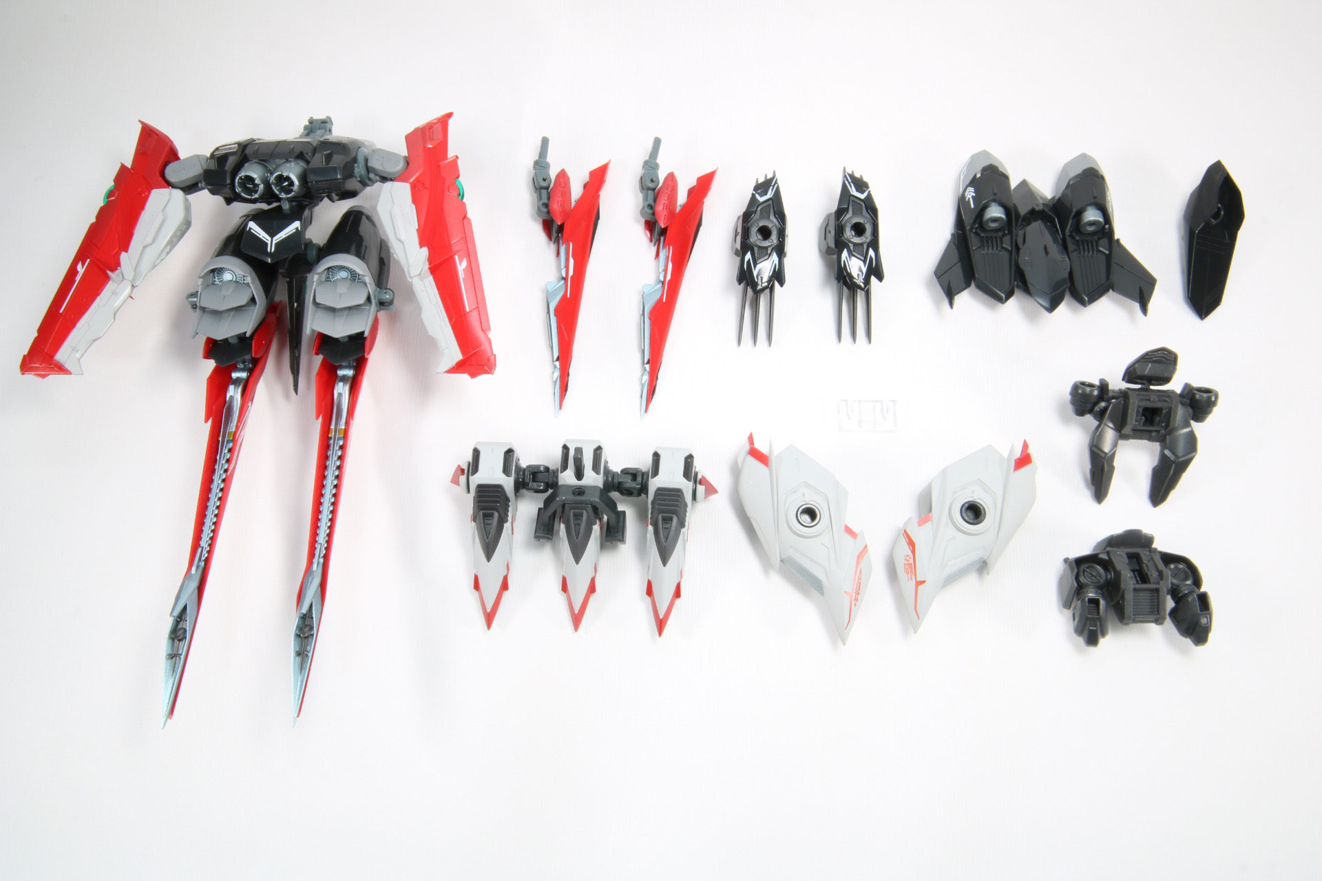 フライトユニットとリアスカートバインダー、脚部ブースターパーツ