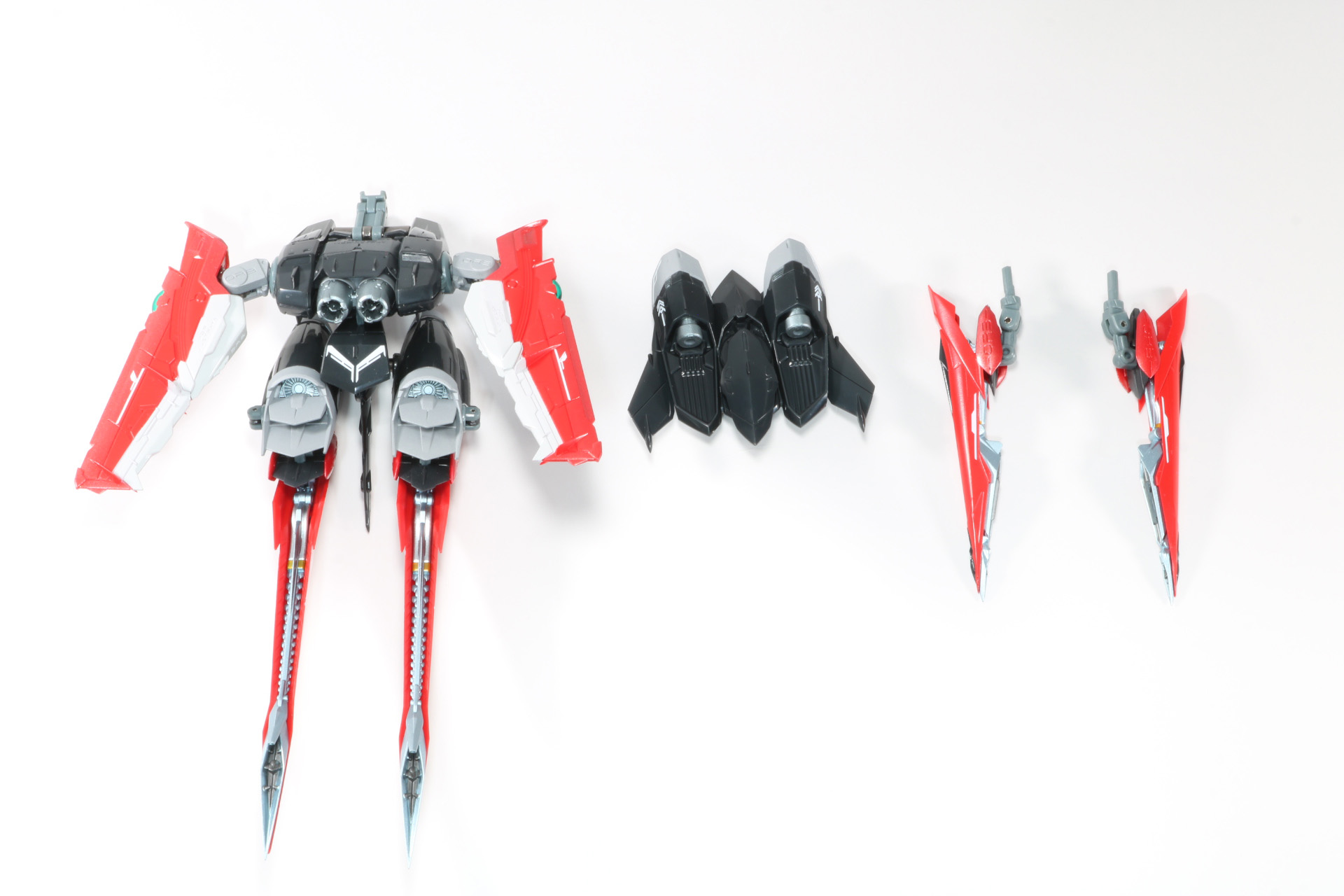 フライトユニットは、本体と上部ユニットで構成され、上部ユニットに尾翼を装着する