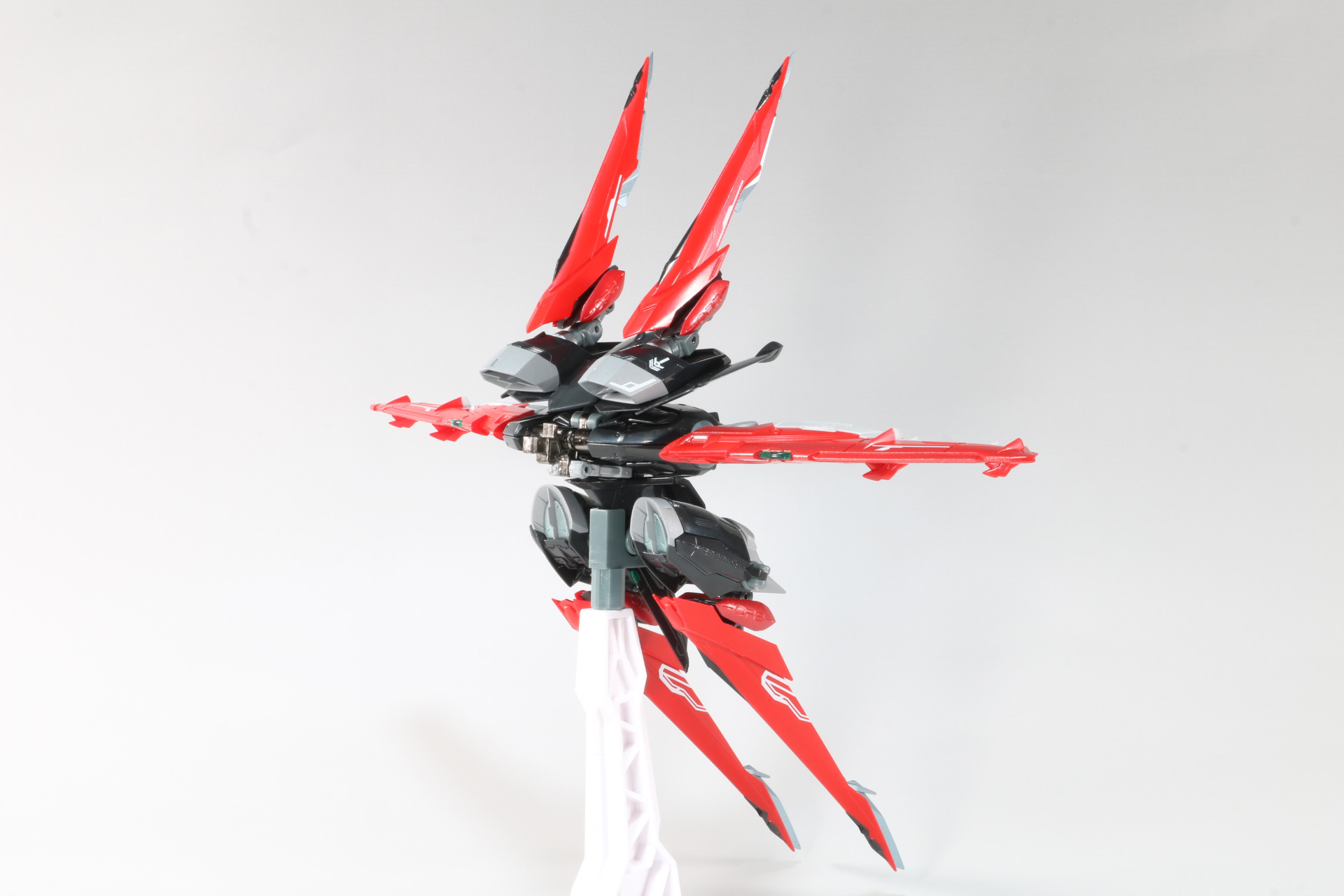 尾翼は鮮やかな赤が映える