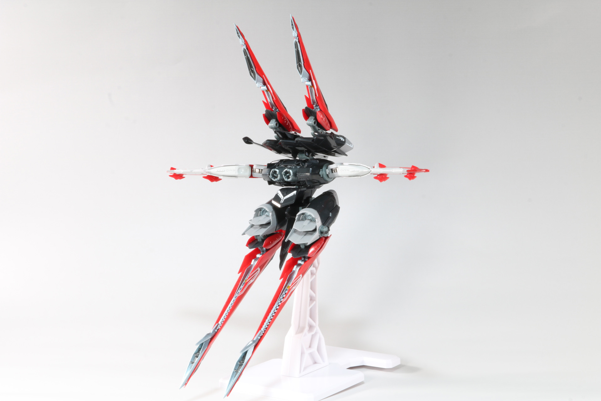 尾翼は鮮やかな赤が映える