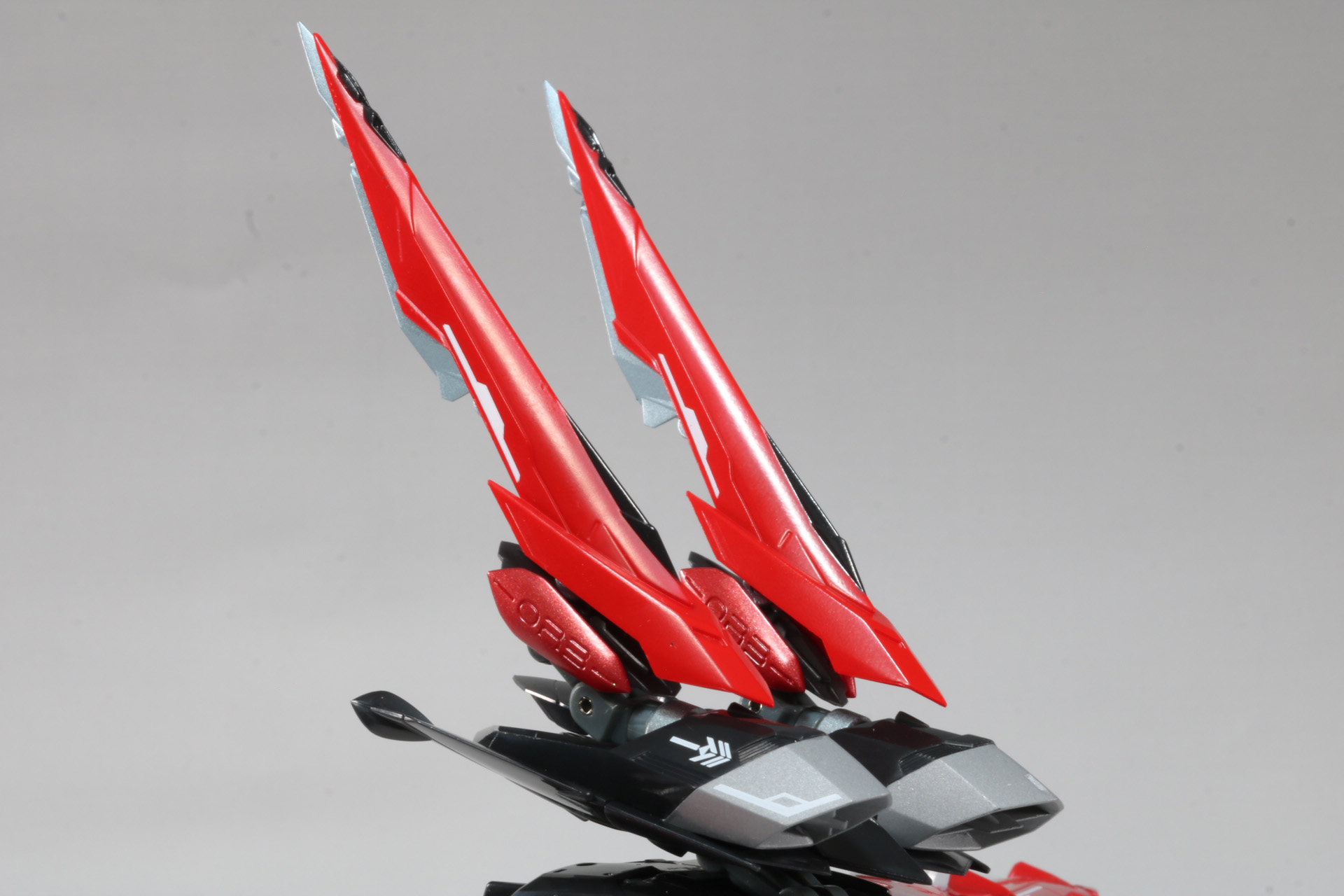 尾翼は鮮やかな赤が映える