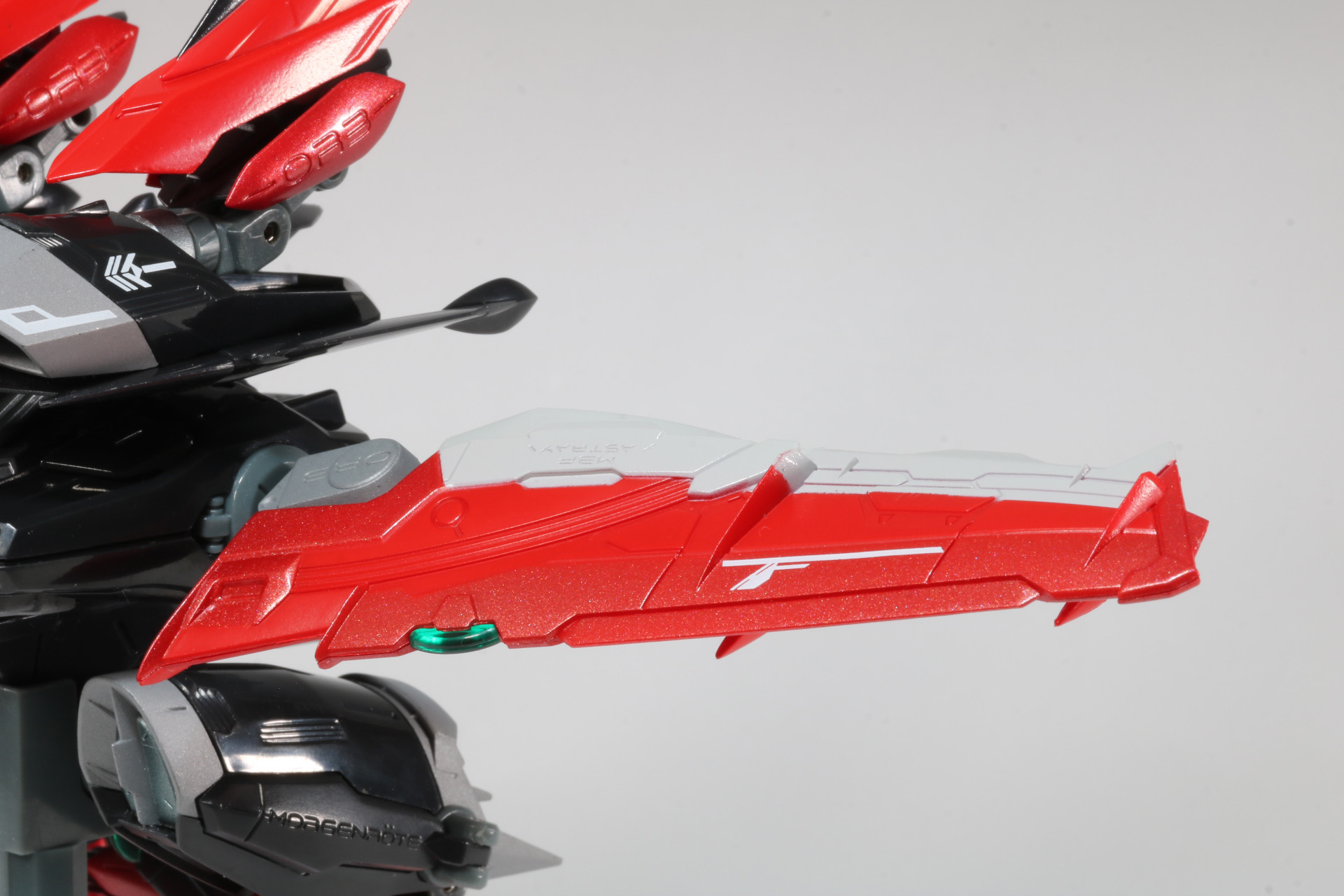 短めの主翼は細かなモールドが施されている