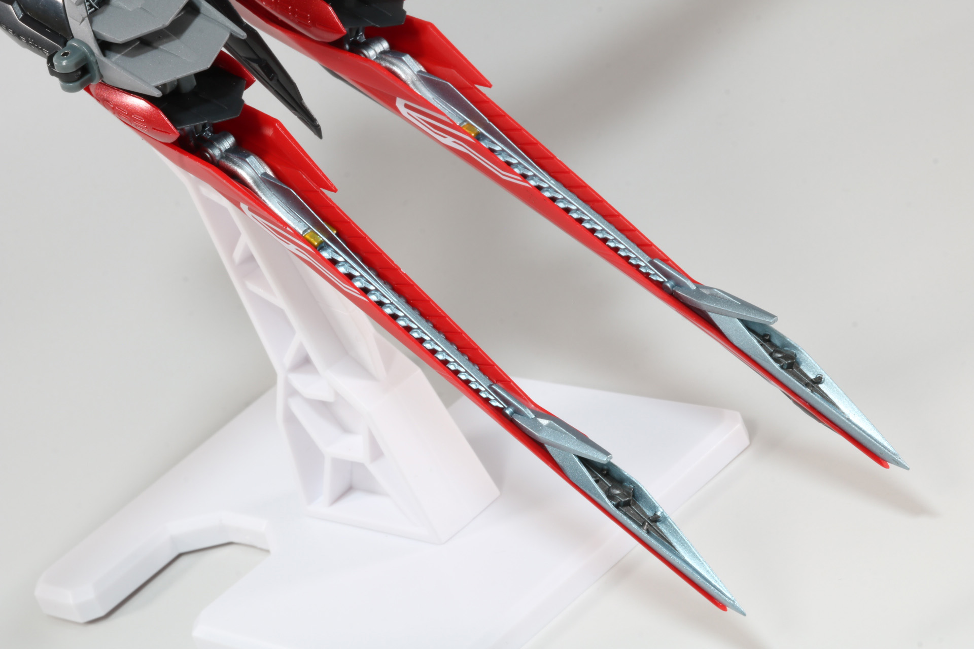 下部尾翼の裏面もしっかり作りこまれている