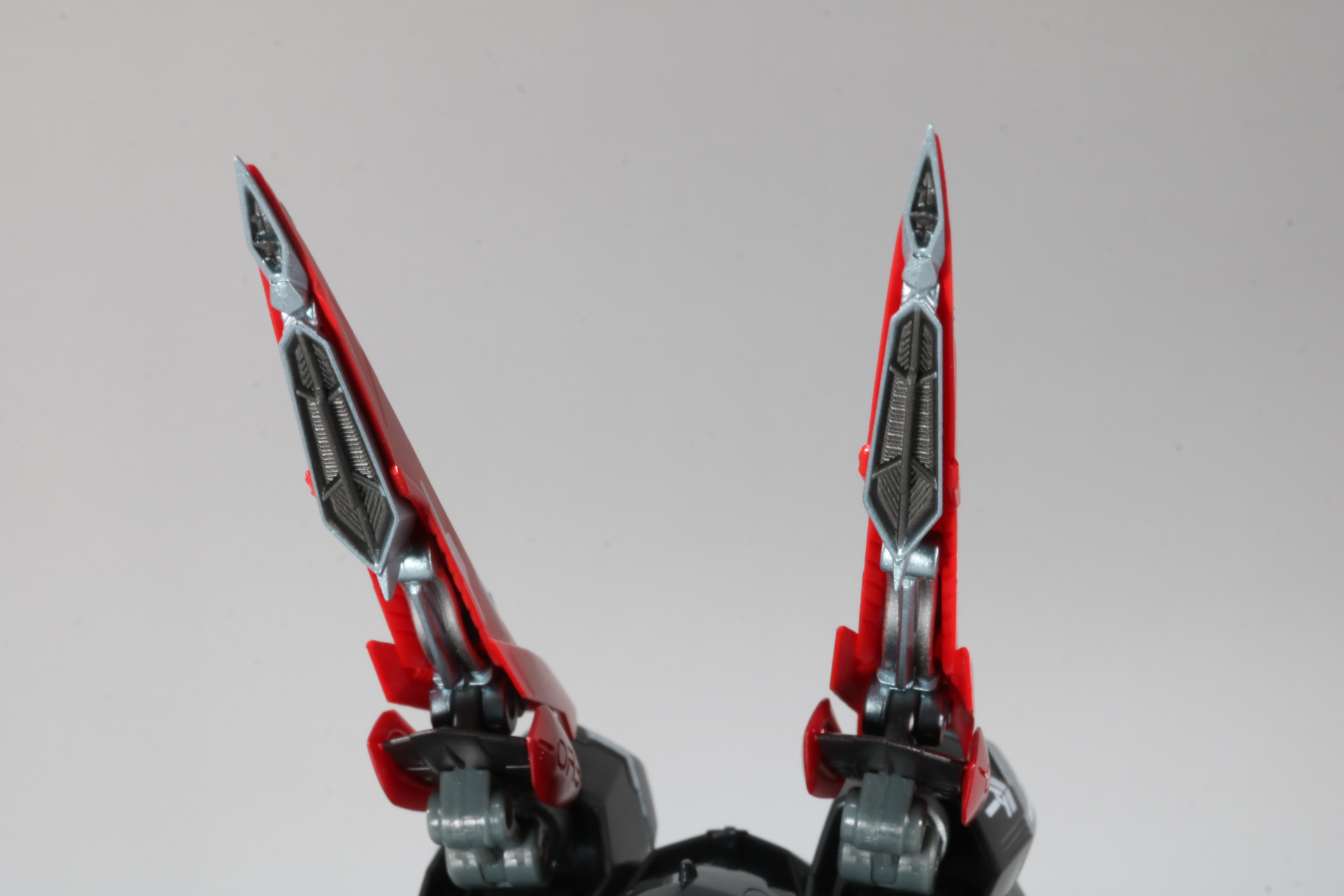 尾翼裏面はスラスターが造形されている