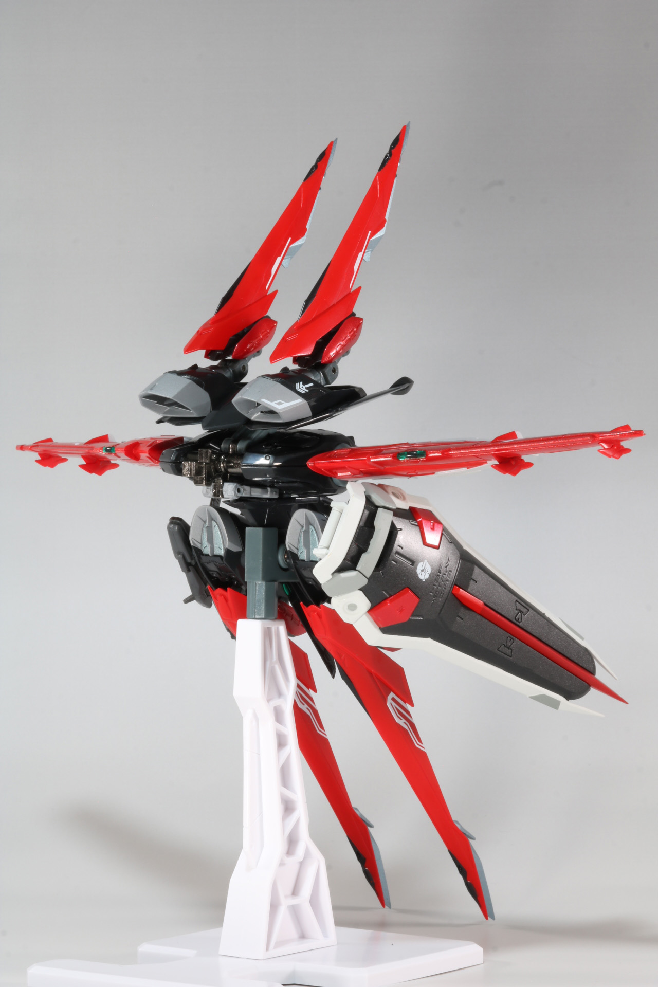 フライトユニット懸架状態。ジョイント部分にビームライフル、対ビームシールドを装着することができる