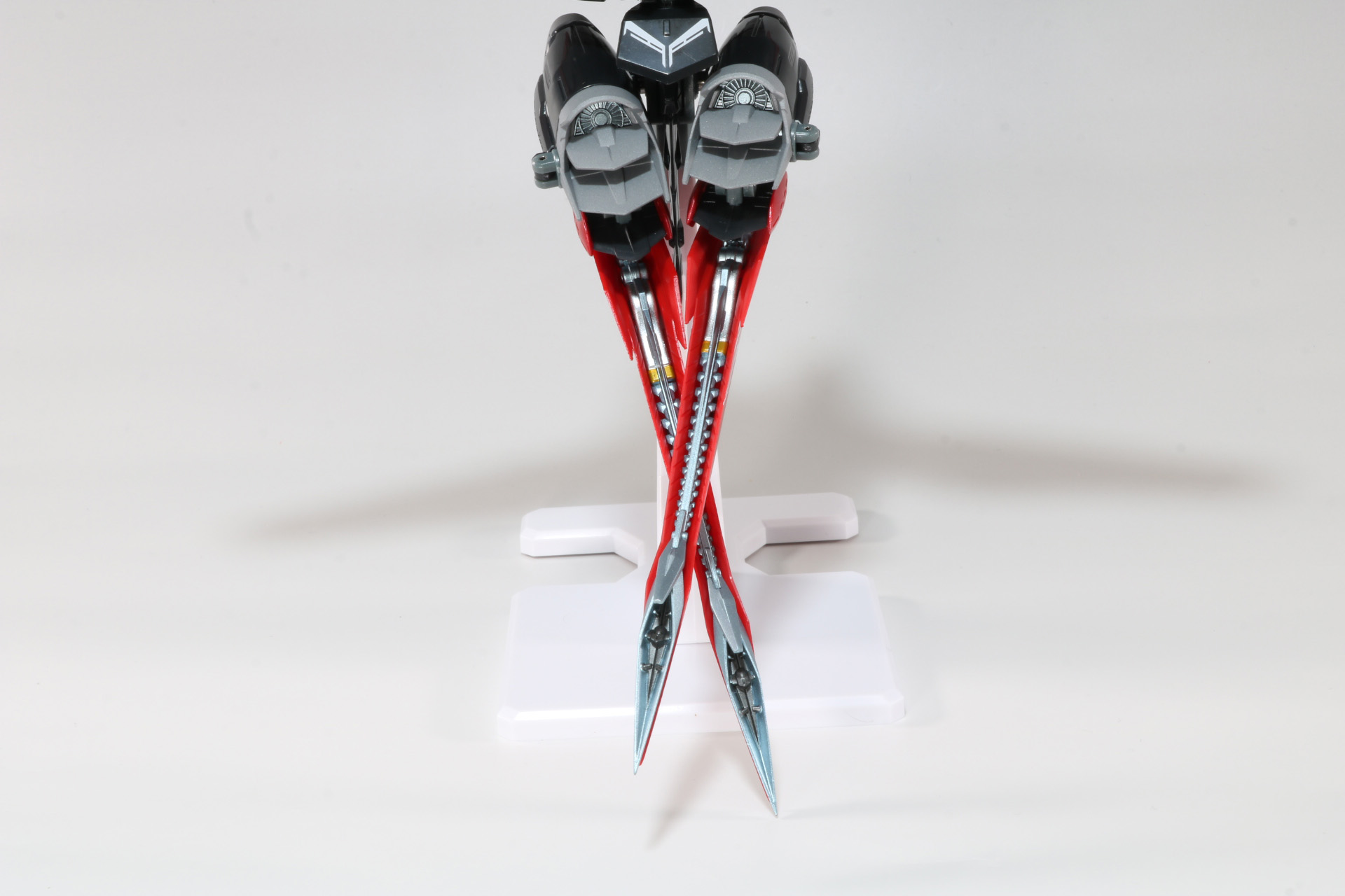 左右に開いた可動はできず、中央に寄せた可動となっている