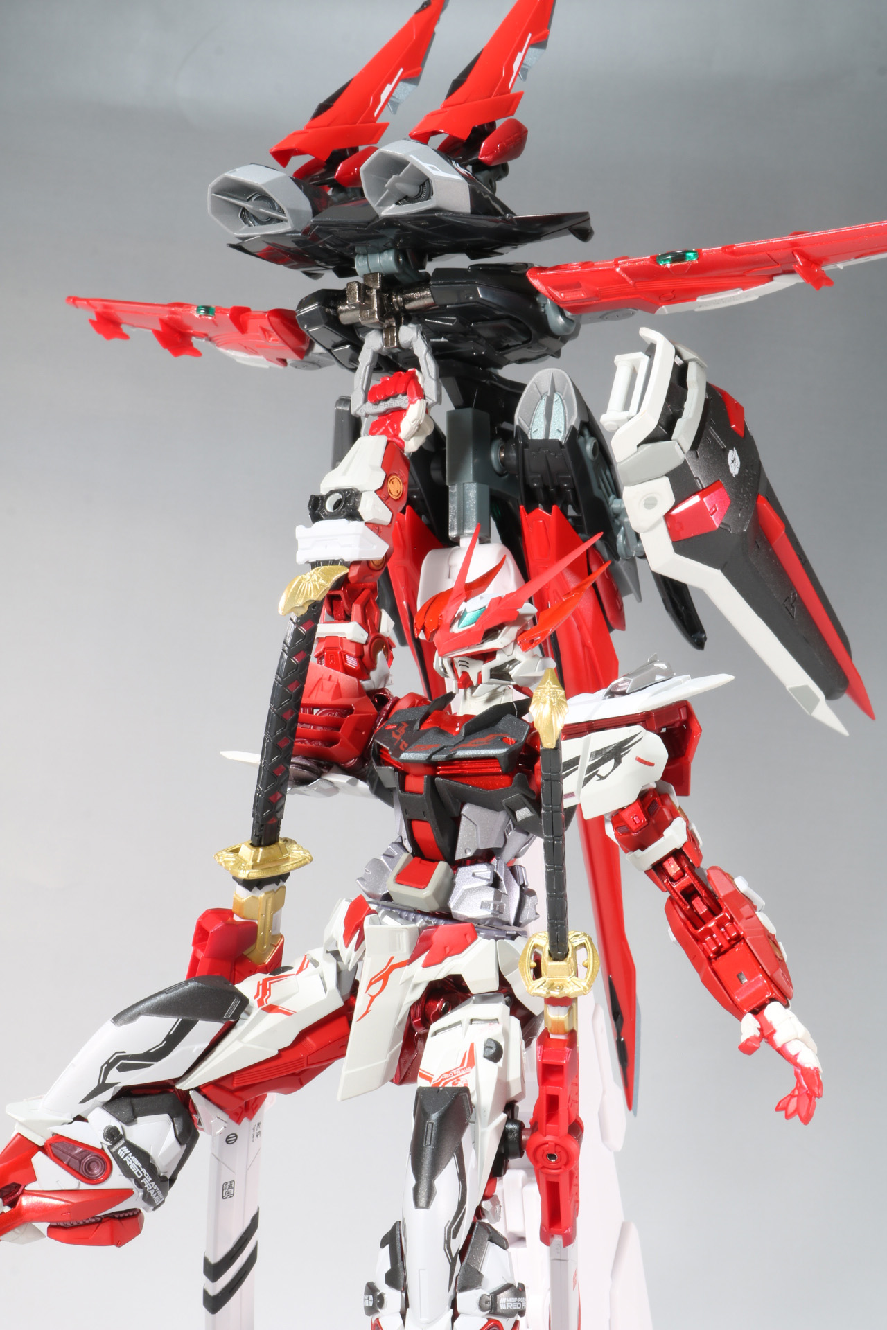 フライトユニットを背負ったことで印象が変わる。また、タイガーピアスも合わせてより攻撃的なシルエットとなった