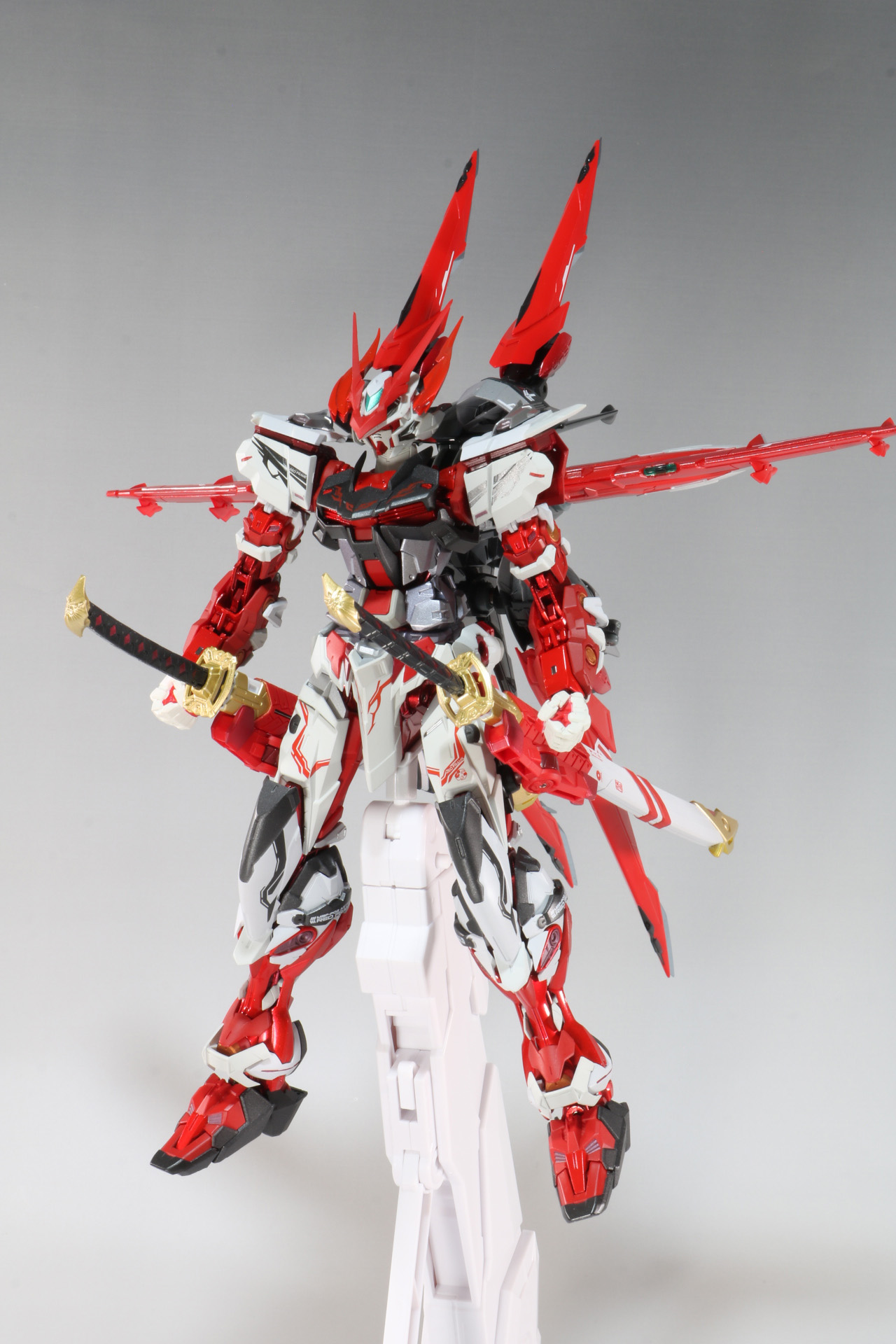 フライトユニットを背負ったことで印象が変わる。また、タイガーピアスも合わせてより攻撃的なシルエットとなった