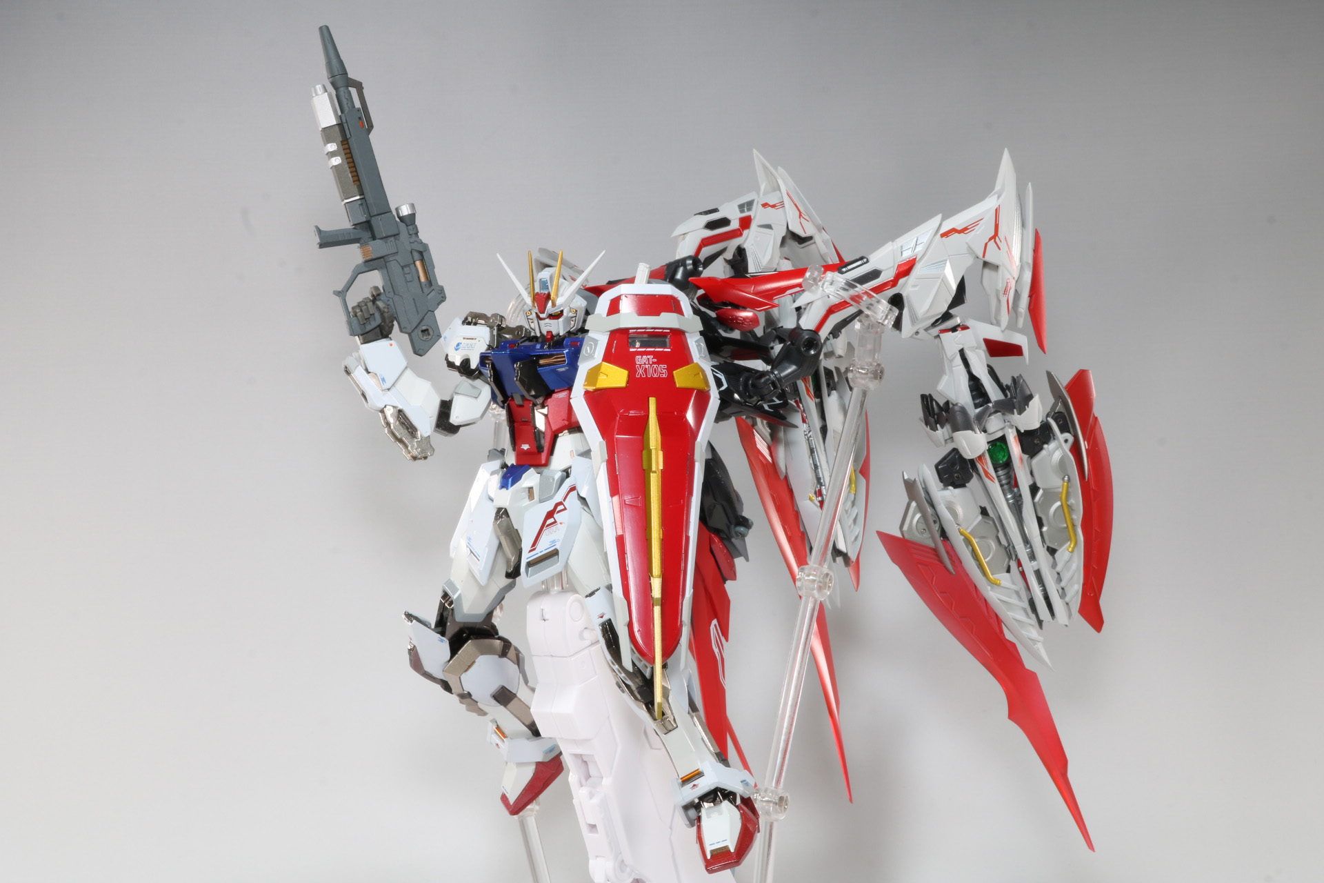 フライトユニット＋ネオカレトヴルッフ3つを付けたストライクガンダム。固定用台座パーツではフライトユニットを支えきれないため、補助アームが必要となっている