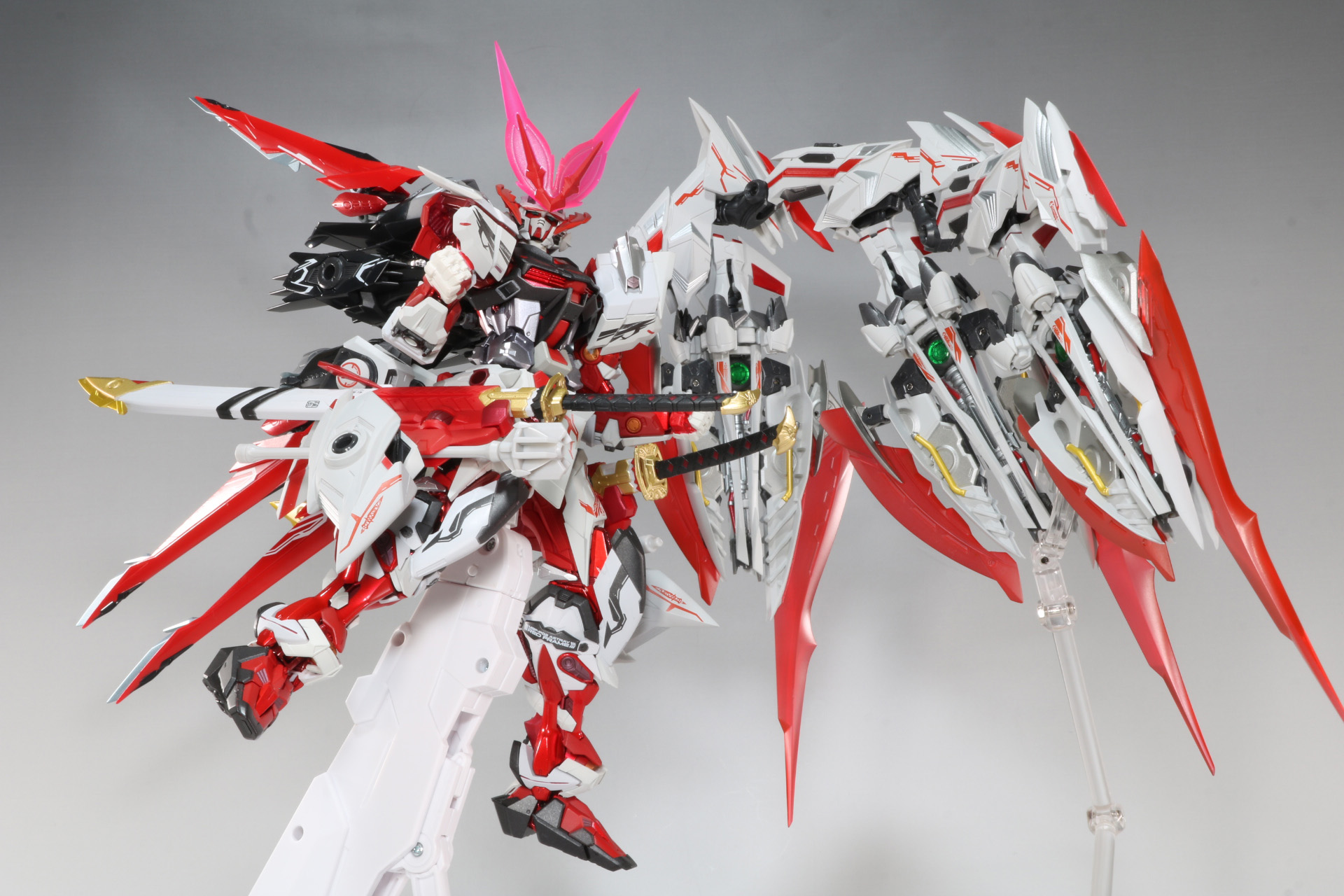 3つ連結でより巨大な片翼が表現できる