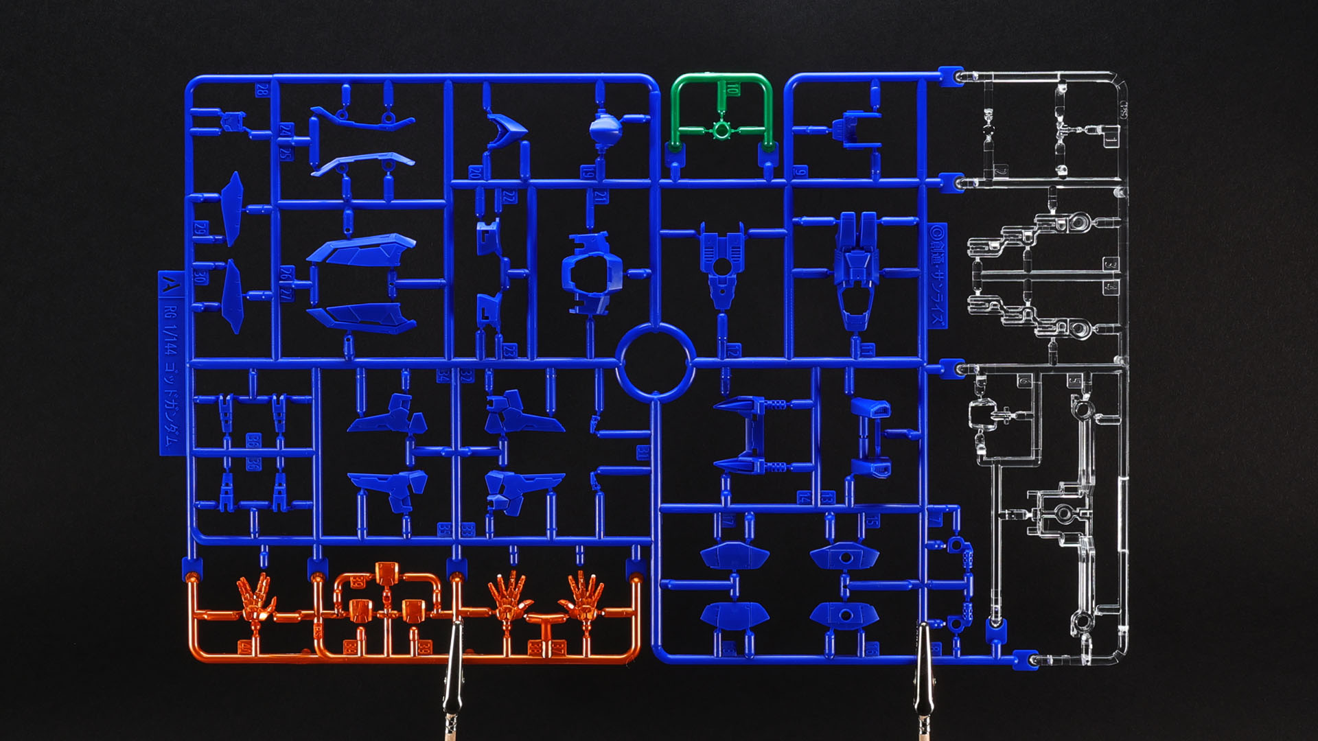 A：4色成型によるカラーパーツ。金色のゴッドフィンガーが目を引きます