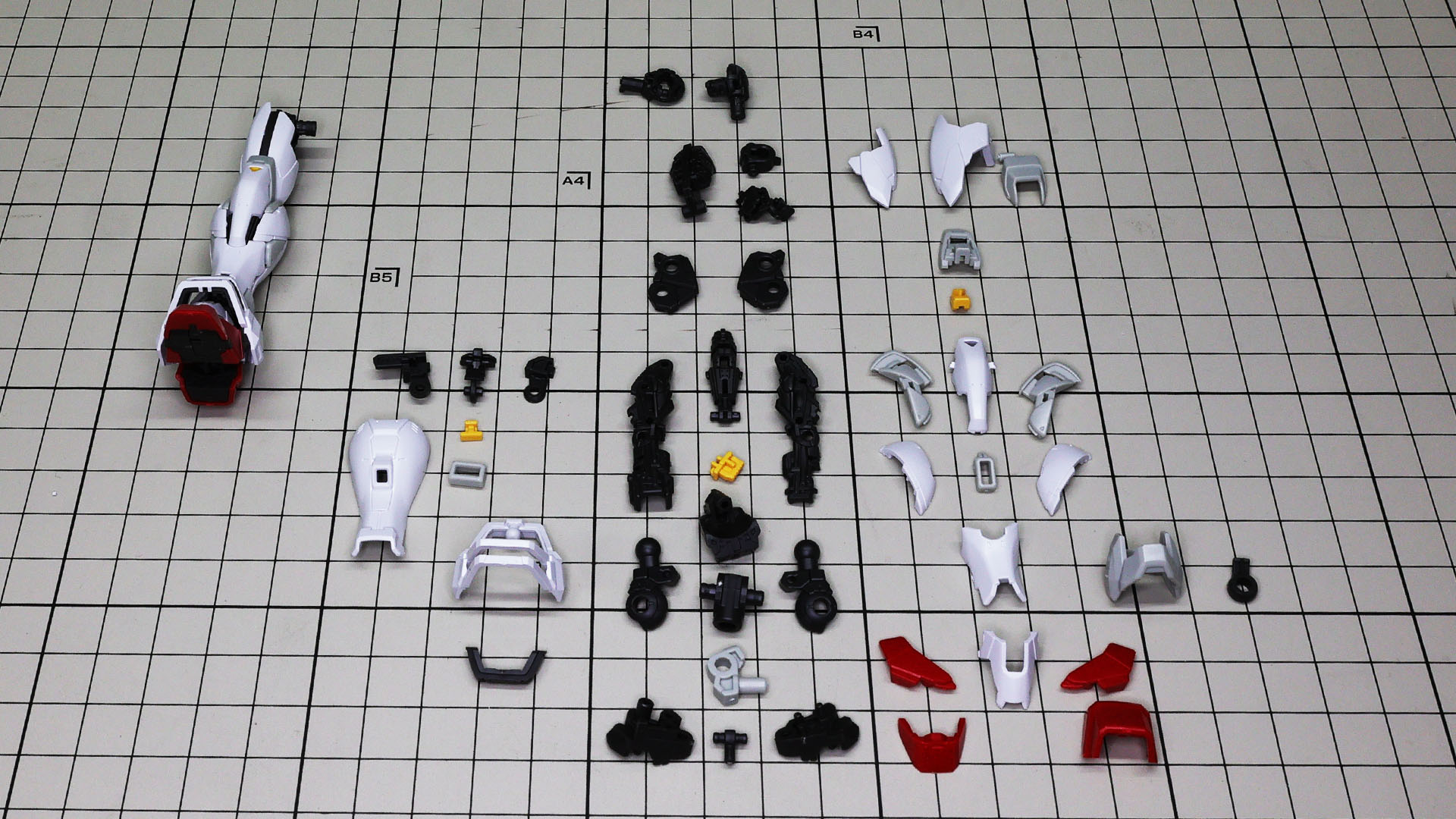 細かいパーツ割りではありますが、可能な限り1パーツで成型されているものもありそれが作りやすさにつながっています