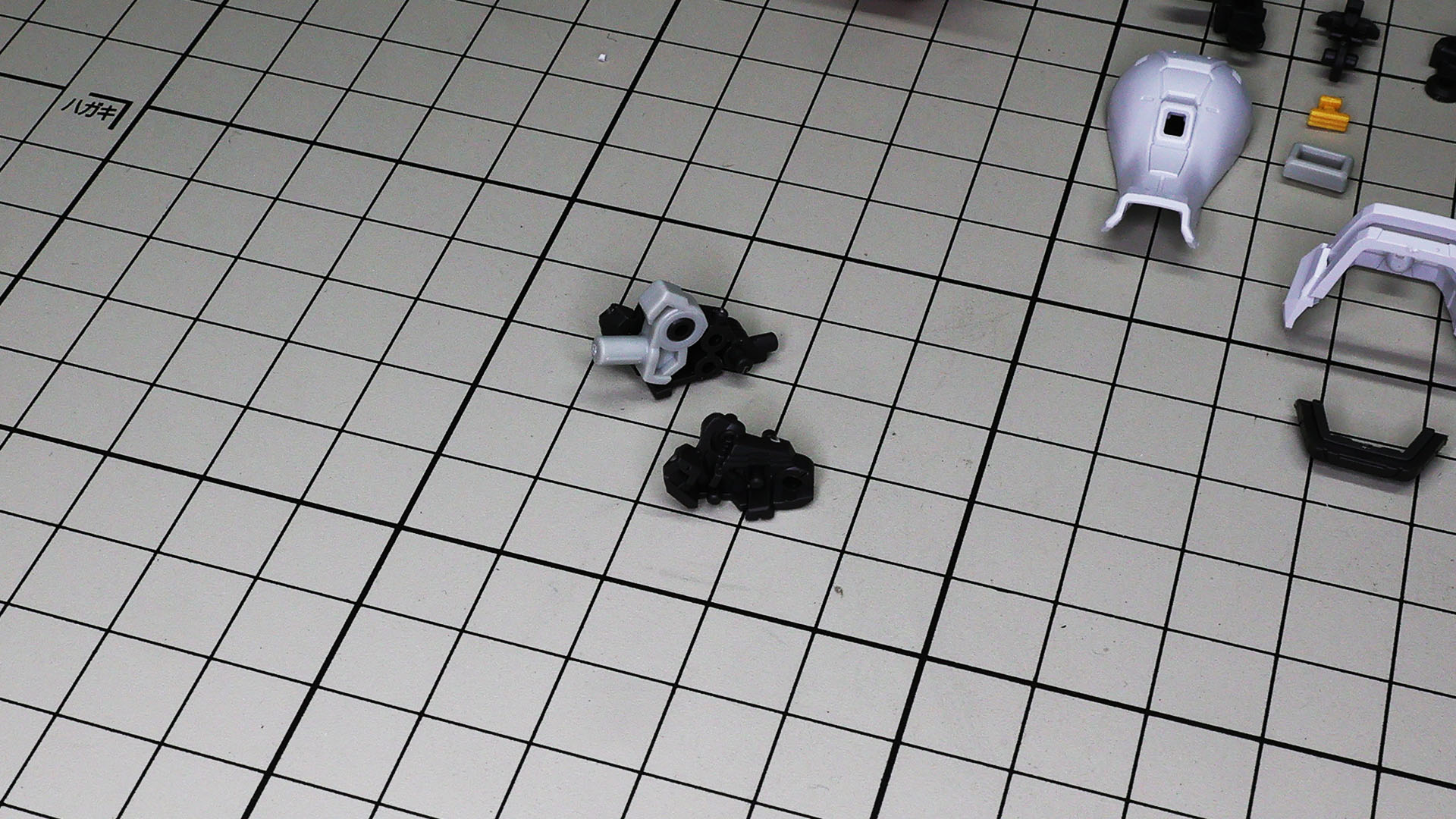 グレーの軸はソール基部との接続に使われます