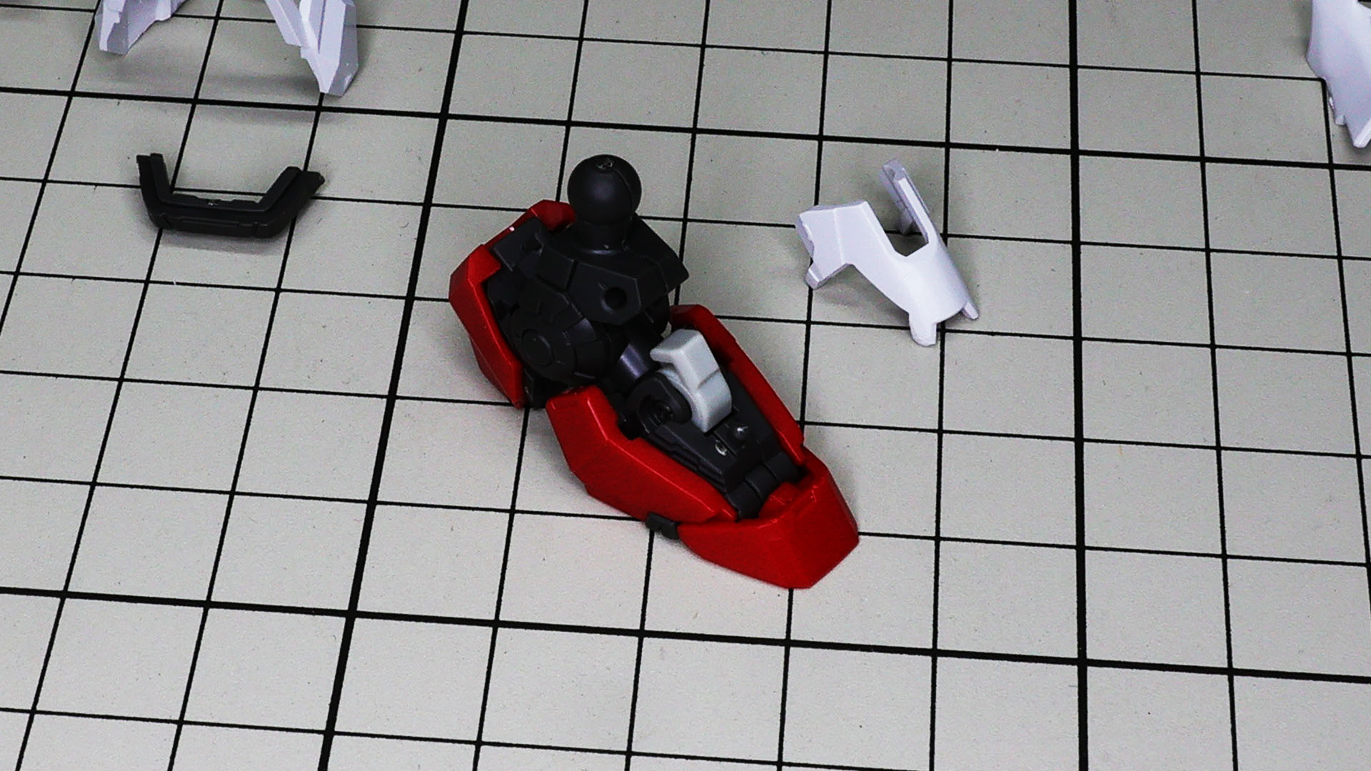 さらに白い外装を組付けて完成です