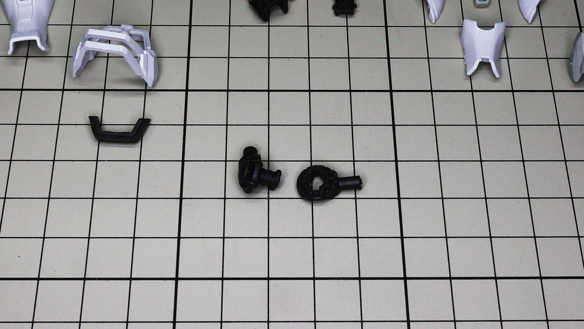 脚部側の股関節は2パーツで構成されています