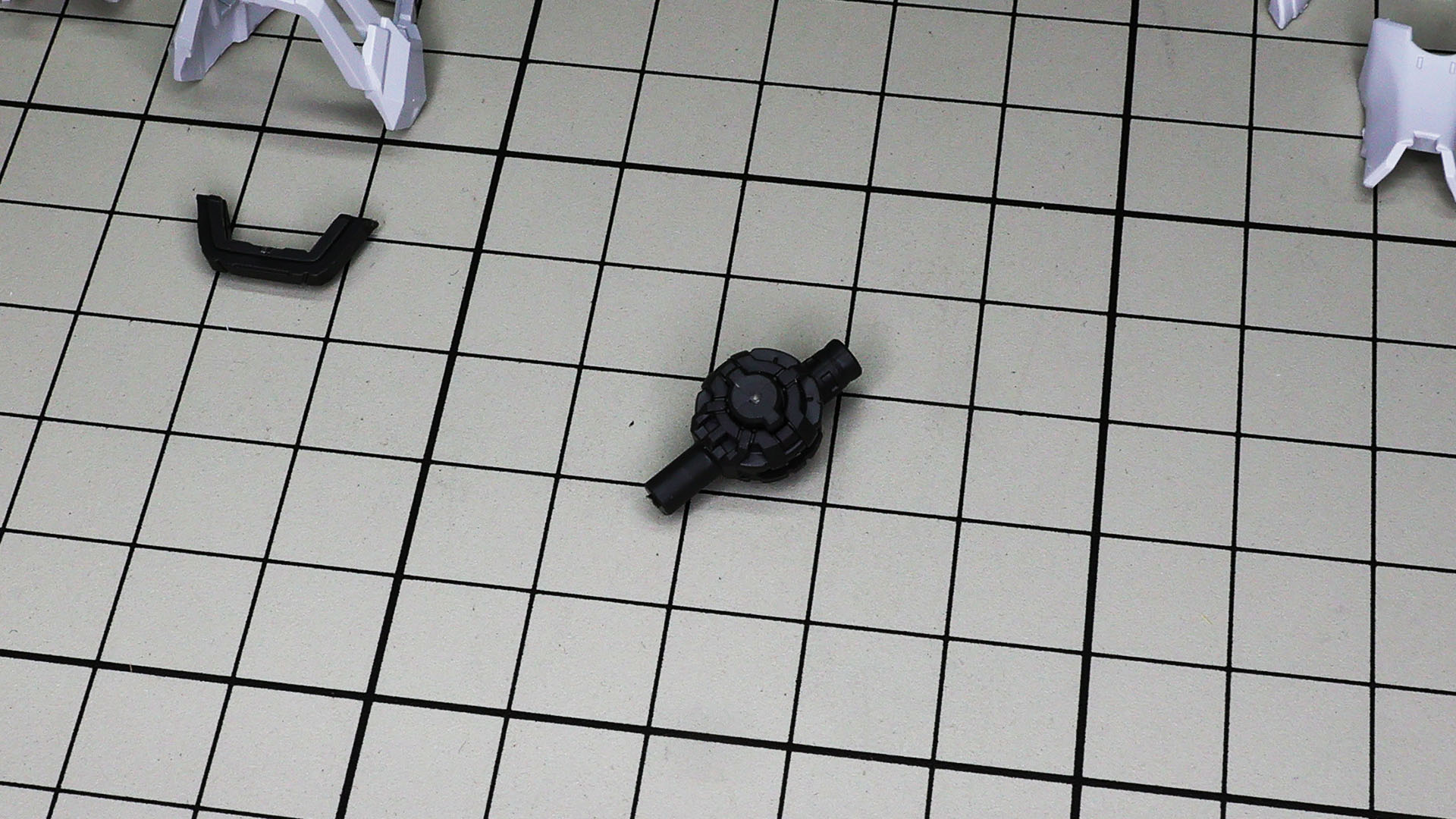 片方のツメを片方の溝に通してを貼り合わせて……