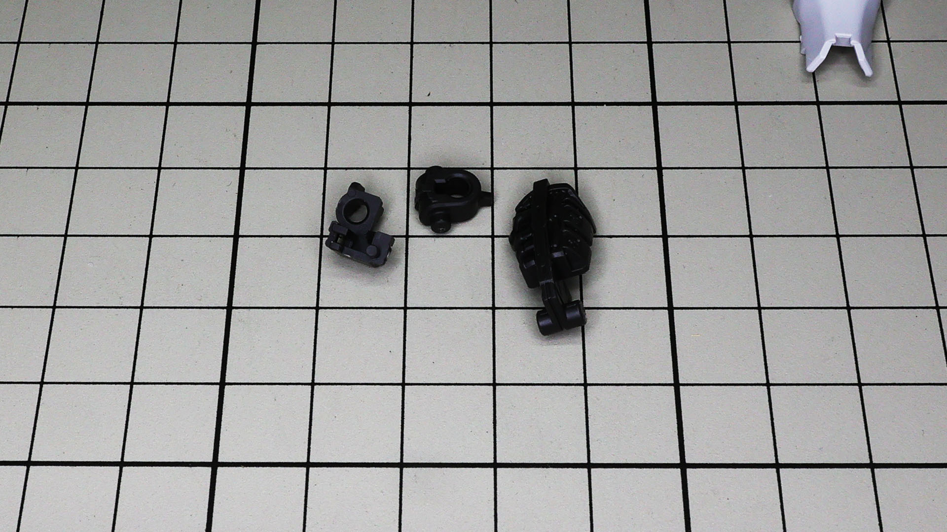 大腿部フレームを組み立てて……