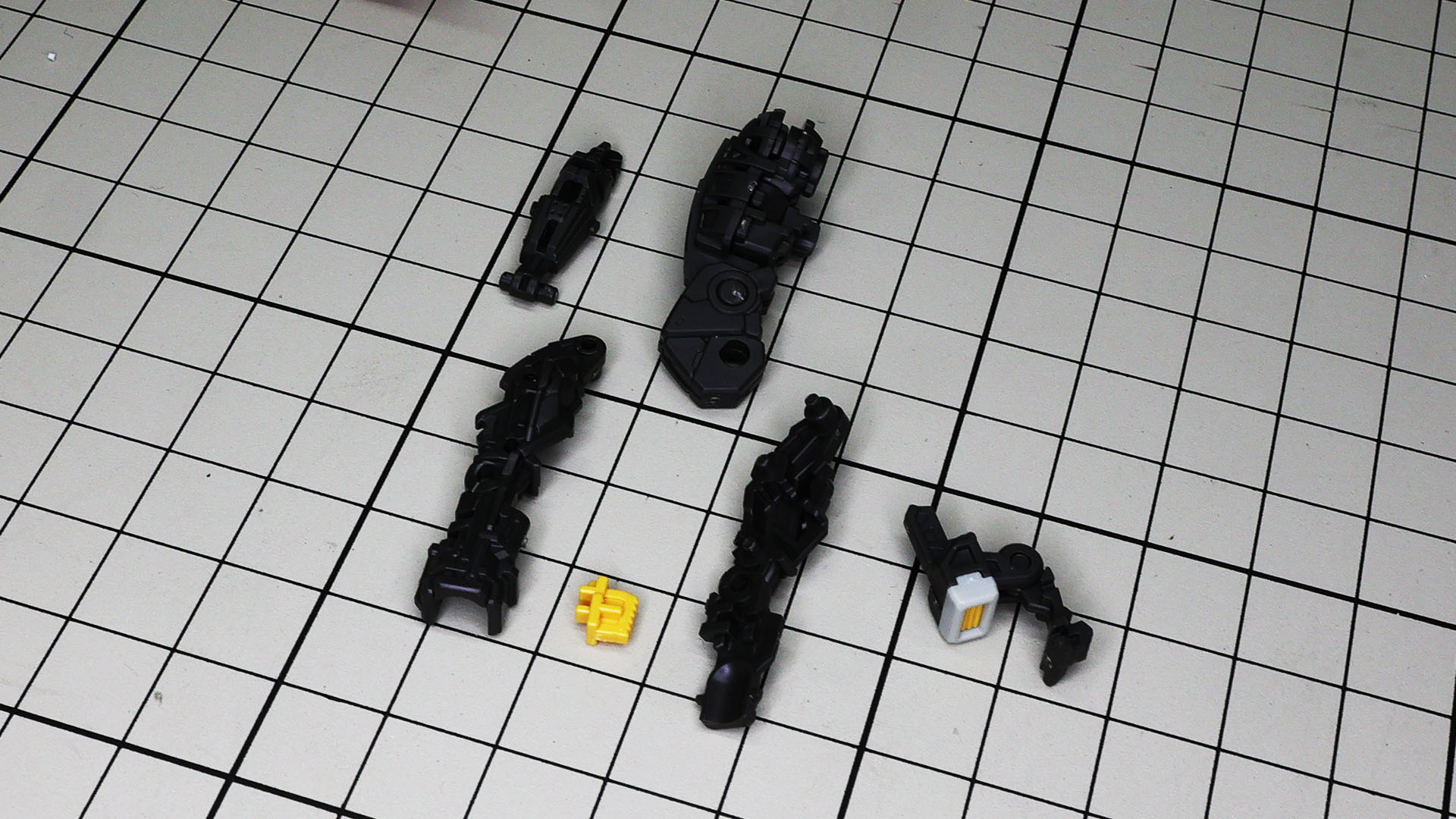 さらに膝下フレームを組みますがここにもバーニアが！