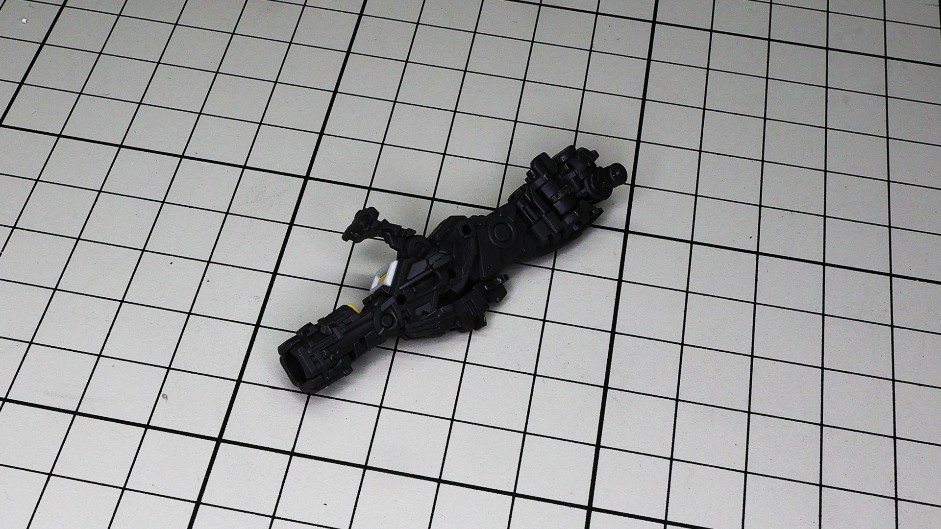 大腿分外装を組み付けますが、グレーのパーツは大腿部の裏側になります