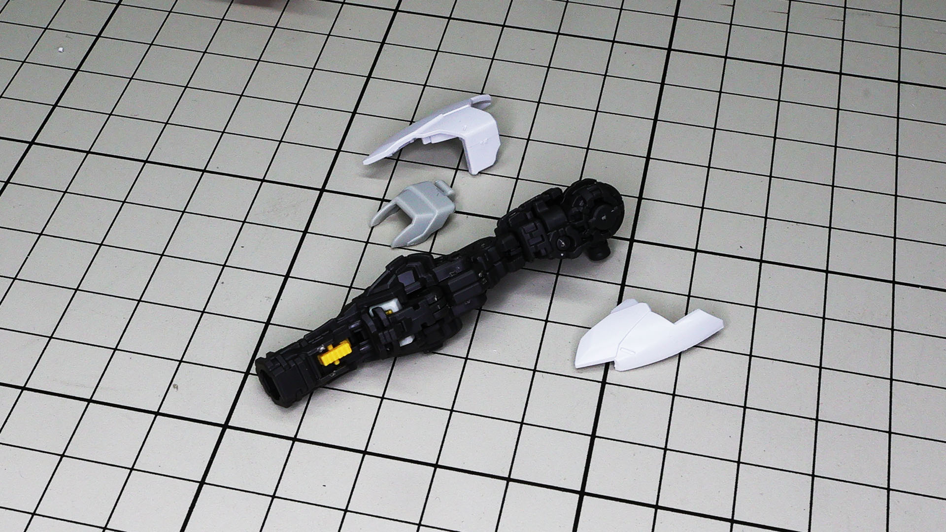 大腿分外装を組み付けますが、グレーのパーツは大腿部の裏側になります