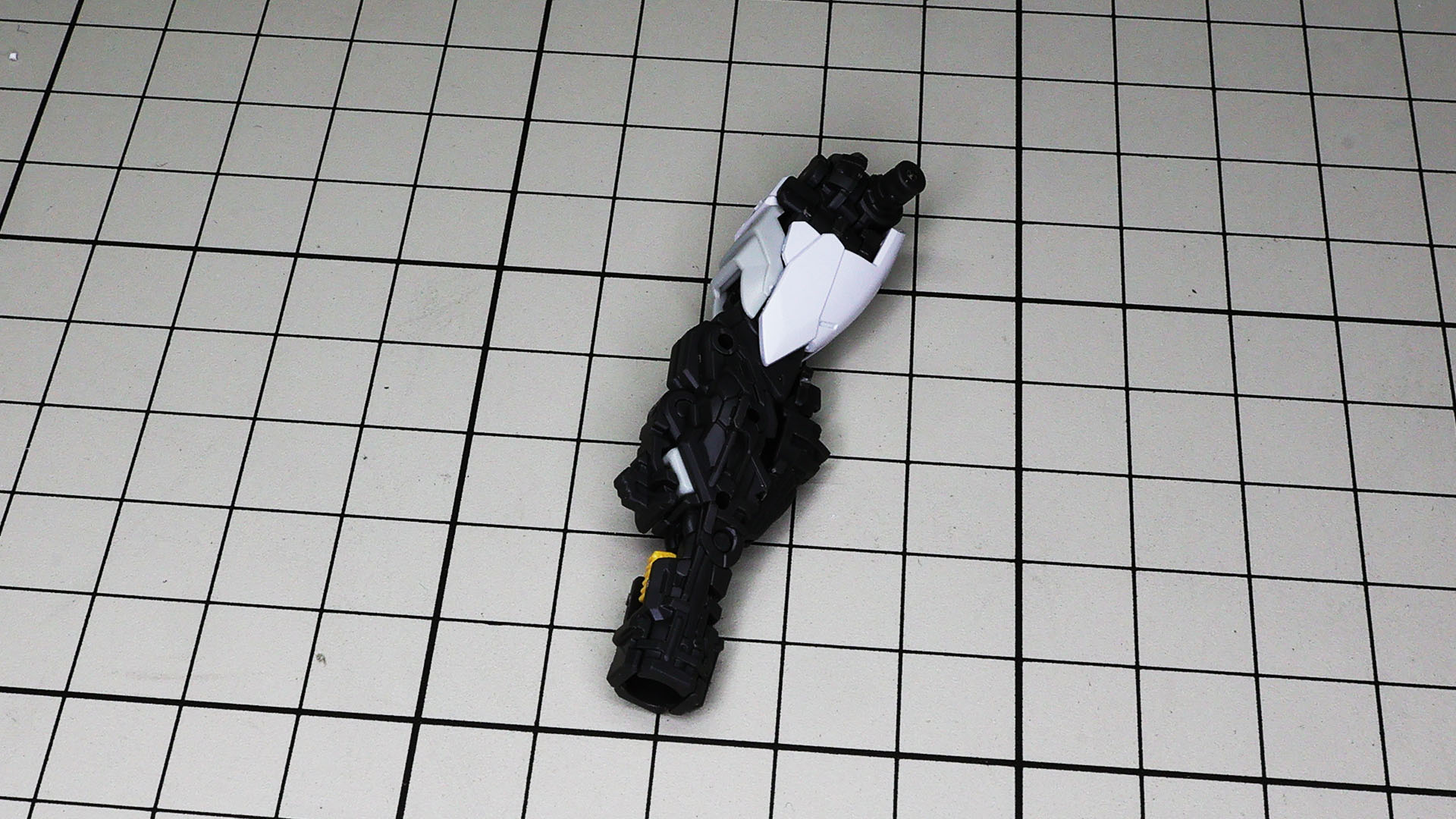 このグレーのパーツは筋肉の伸縮を再現するもので……