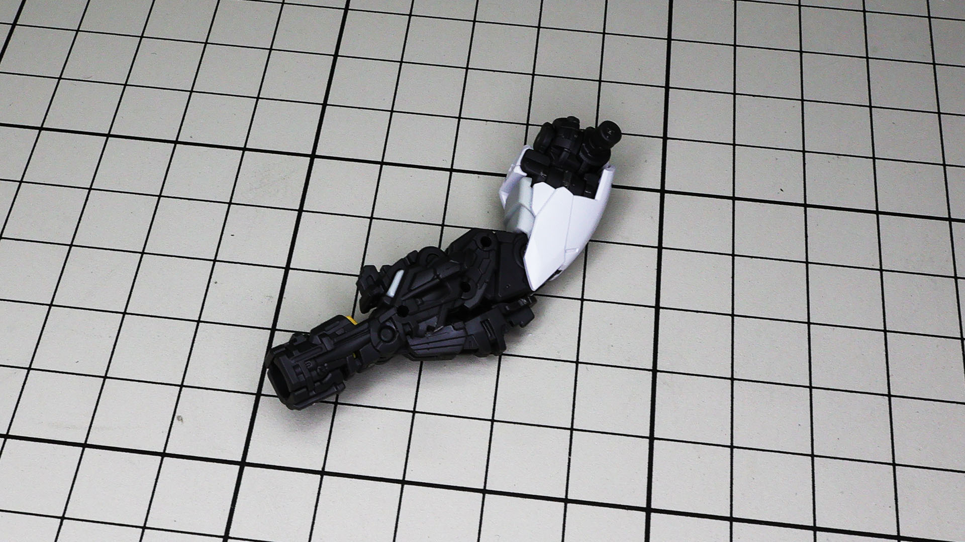 可動させると若干内側に折れこんでいきます。このちょっとした可動が最大限の効果を生み出します