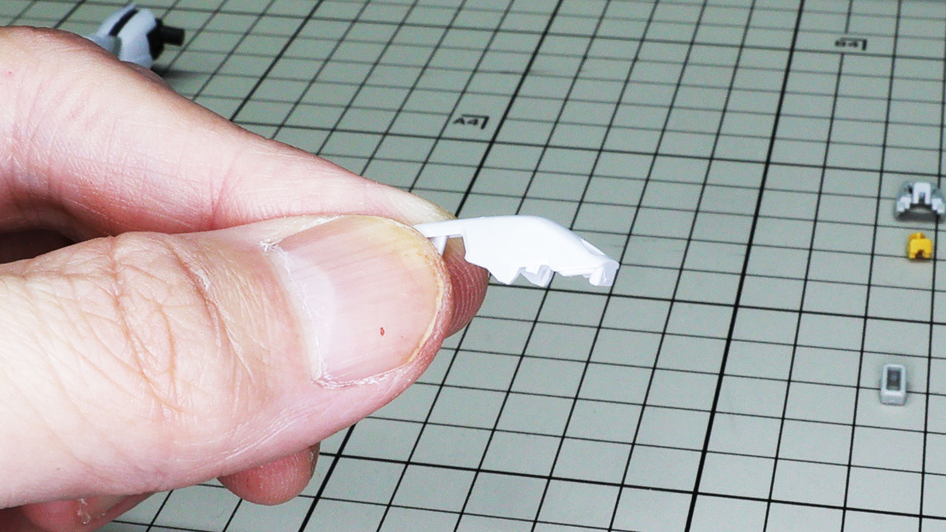 膝アーマーはへこんだ部分にきていて、ここはニッパーでは切りにくいので……