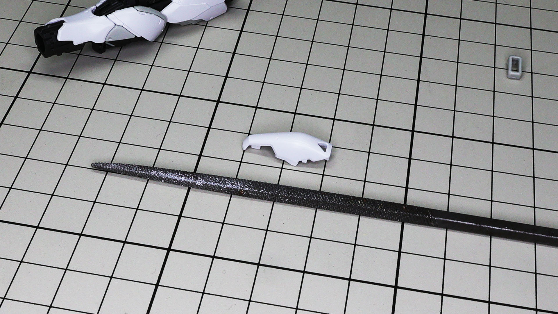 棒やすり（角）で削っていきます