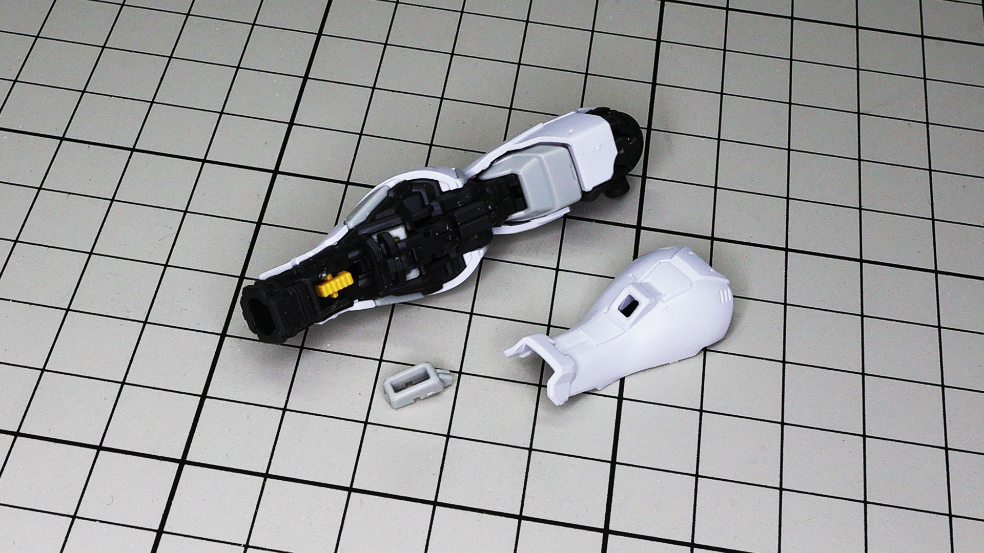 脚部後ろ側の展開する装甲を組付けていきます。すばらしいディテール！