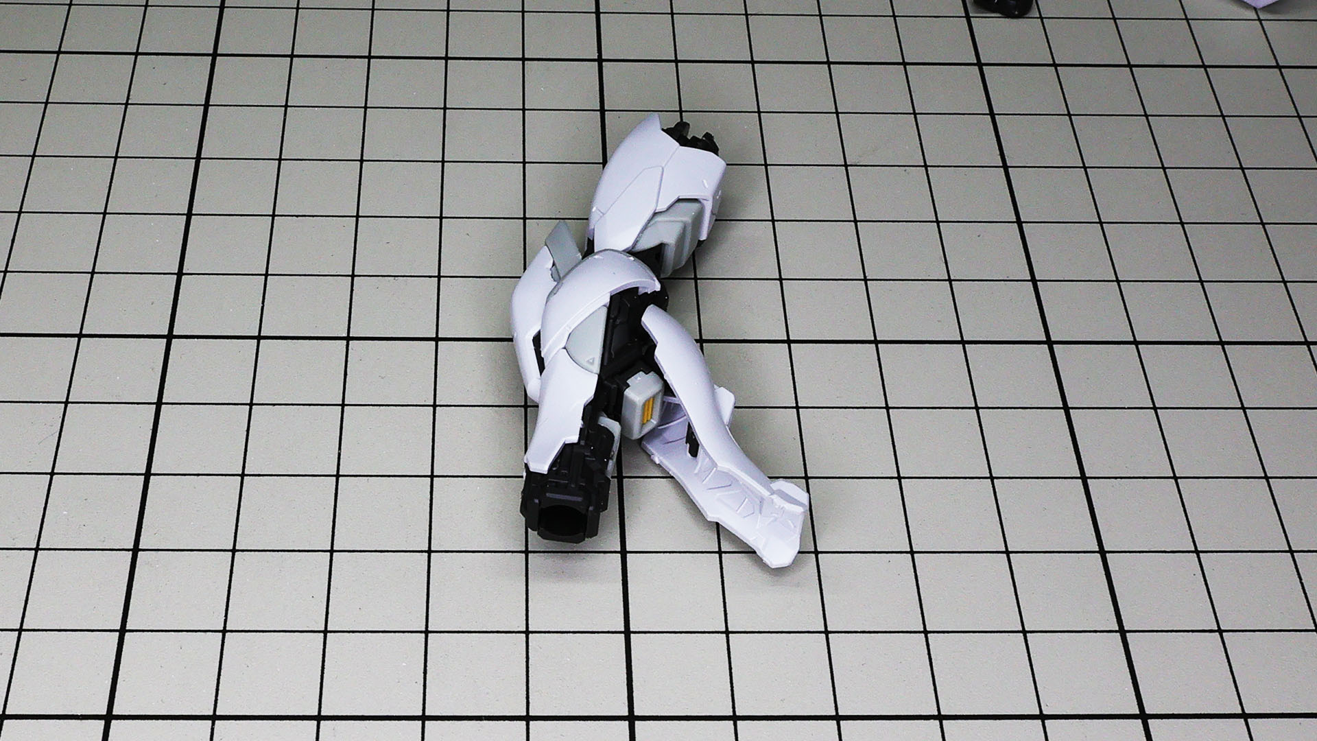 くるぶしは1パーツ構成、アンクルアーマーを接続する部分を組付けます