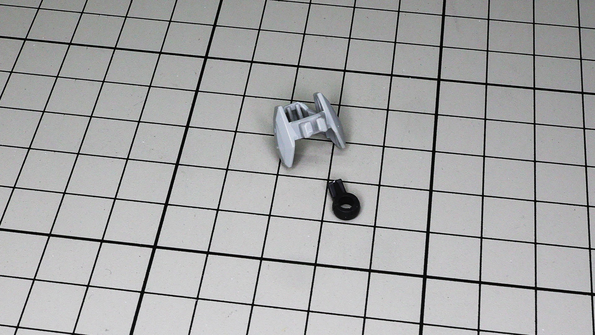 くるぶしは1パーツ構成、アンクルアーマーを接続する部分を組付けます