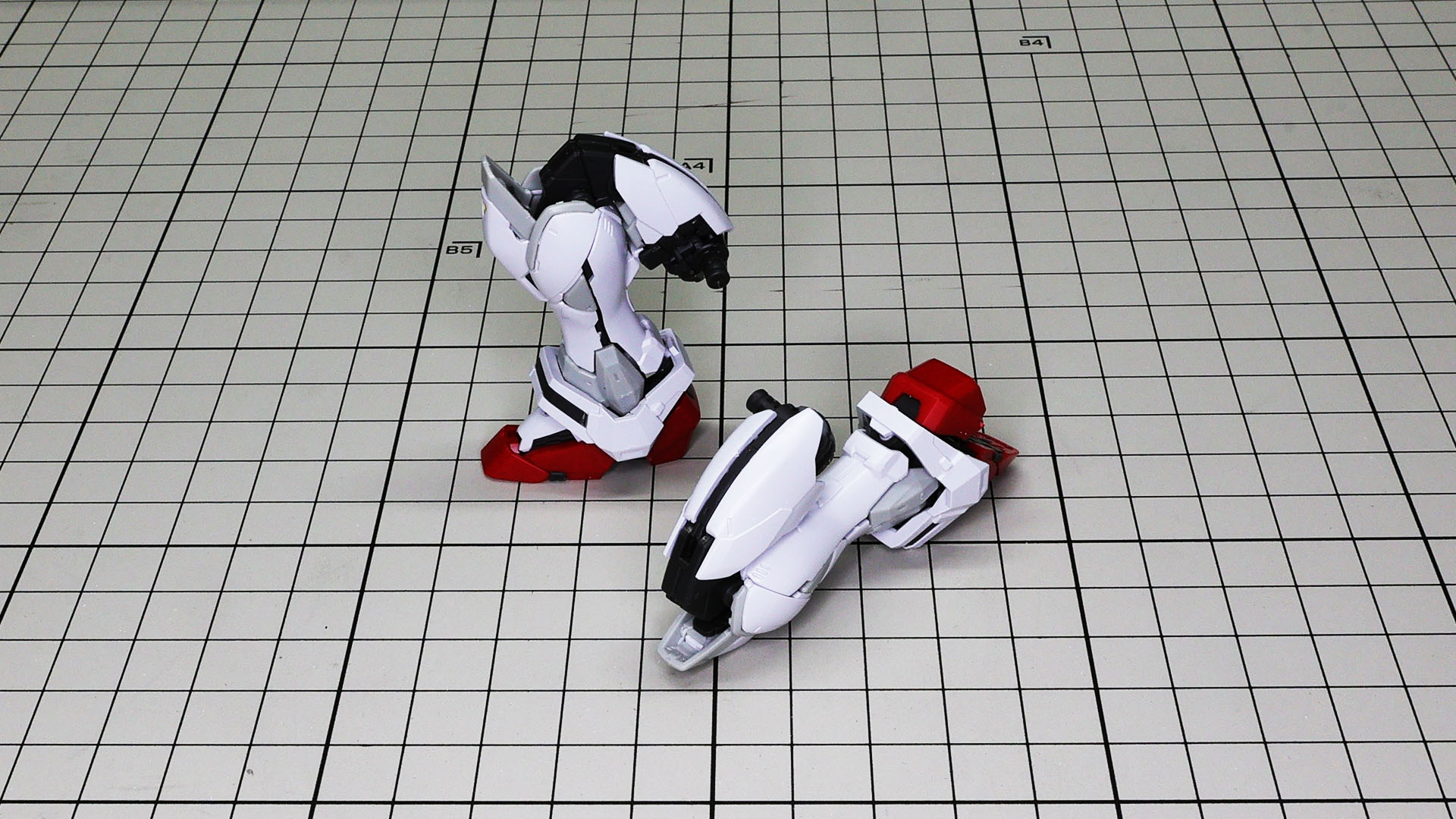 超絶可動を実現している脚部。全身が完成したらそのや躍動感が楽しみです