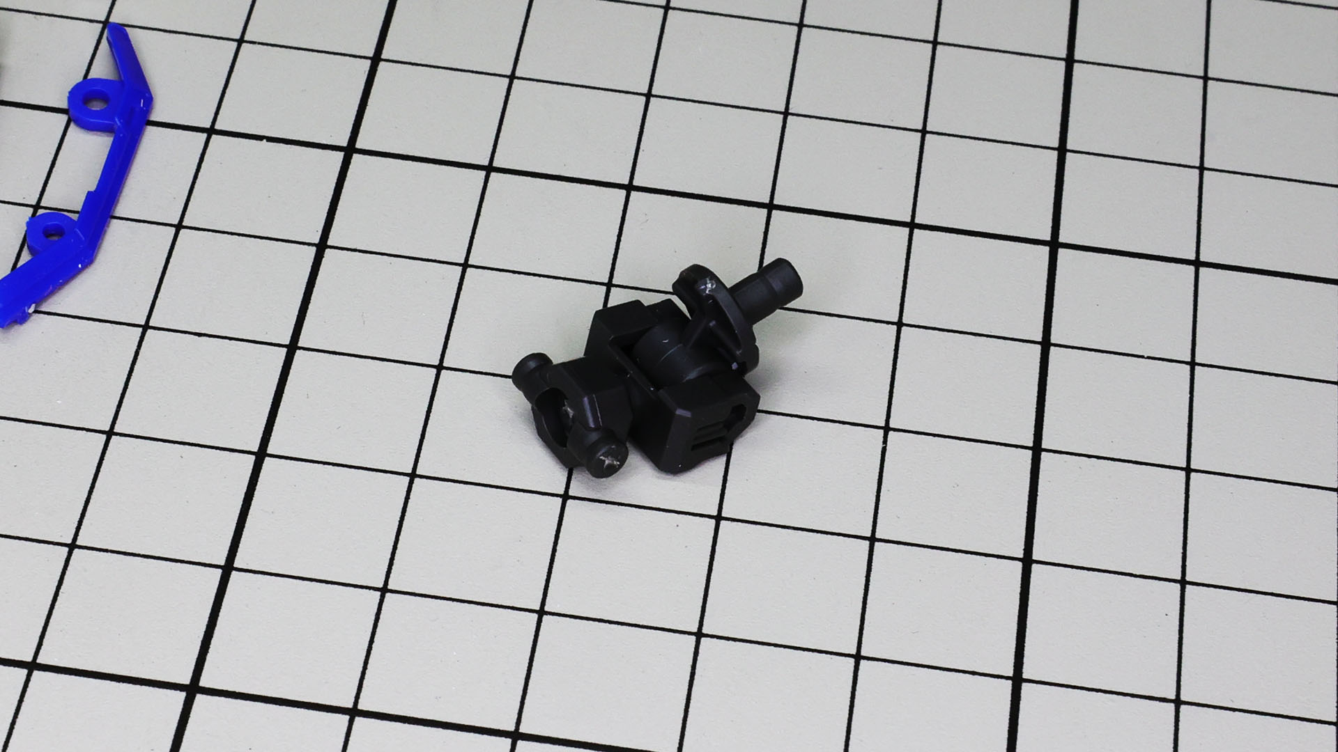 全体を支えるべく大きい軸をもった基部は腰側から組み上がる形です