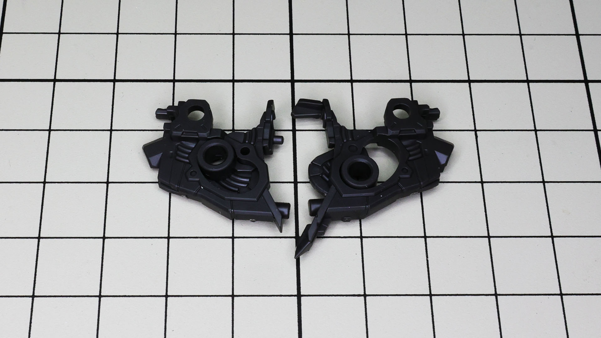 リアアーマーはフレームにカラー分けされた装甲をかぶせていきます