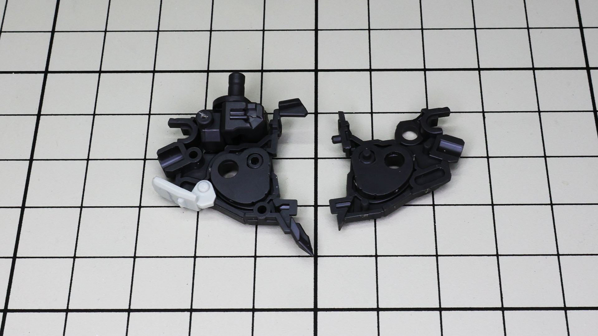 リアアーマーはフレームにカラー分けされた装甲をかぶせていきます